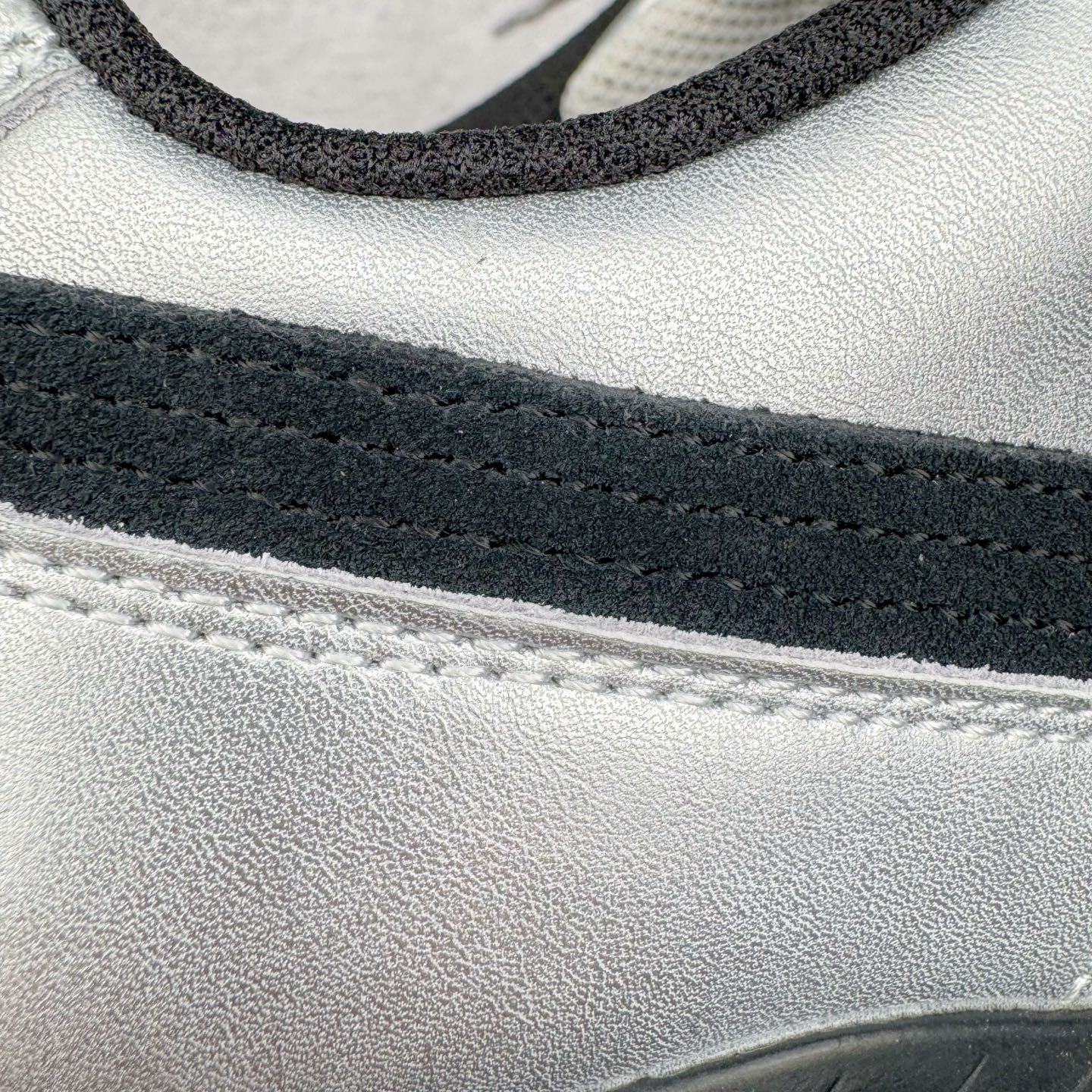 图片[12]-＃S2纯原 PUMA Speedca OG 彪马极速赛车系列低帮德训风拼接复古百搭休闲运动赛车鞋 鞋款从80、90年代赛车手所穿的防火赛车鞋为原型，鞋身线条模仿了赛车的流线廓形，体现了空气动力学原理的结构。简约流畅的外观，恰好又和贯穿其中的Formstrip Logo融合恰到好处，视觉上细节丰富且协调。本次Speedcat OG鞋款归来，最大看点自然式保留了窄版鞋型以及薄底构造。这两年各品牌鞋底越做越厚，Speedcat反其道而行之，上脚几乎无鞋底的效果带来耳目一新的视觉体验。鞋面依旧是以质感细腻的麂皮材质打造，并且大面积近乎全包裹的使用，复古味道也愈发浓烈。配色上更是将最原始的黑色和红色带回，向F1赛车队的标志性队服致敬。相信让各位一眼种草的更多是出挑的大红色，上脚即可瞬间点亮整体造型，在以球鞋为核心的OOTD中脱颖而出。而另一款黑色则是低调的万金油，彰显新潮个性的同时又不喧宾夺主，也是热爱简约系穿搭朋友的首选。 尺码：36 37 37.5 38 38.5 39 40 40.5 41 42 42.5 43 44 44.5 45 46-选品中心