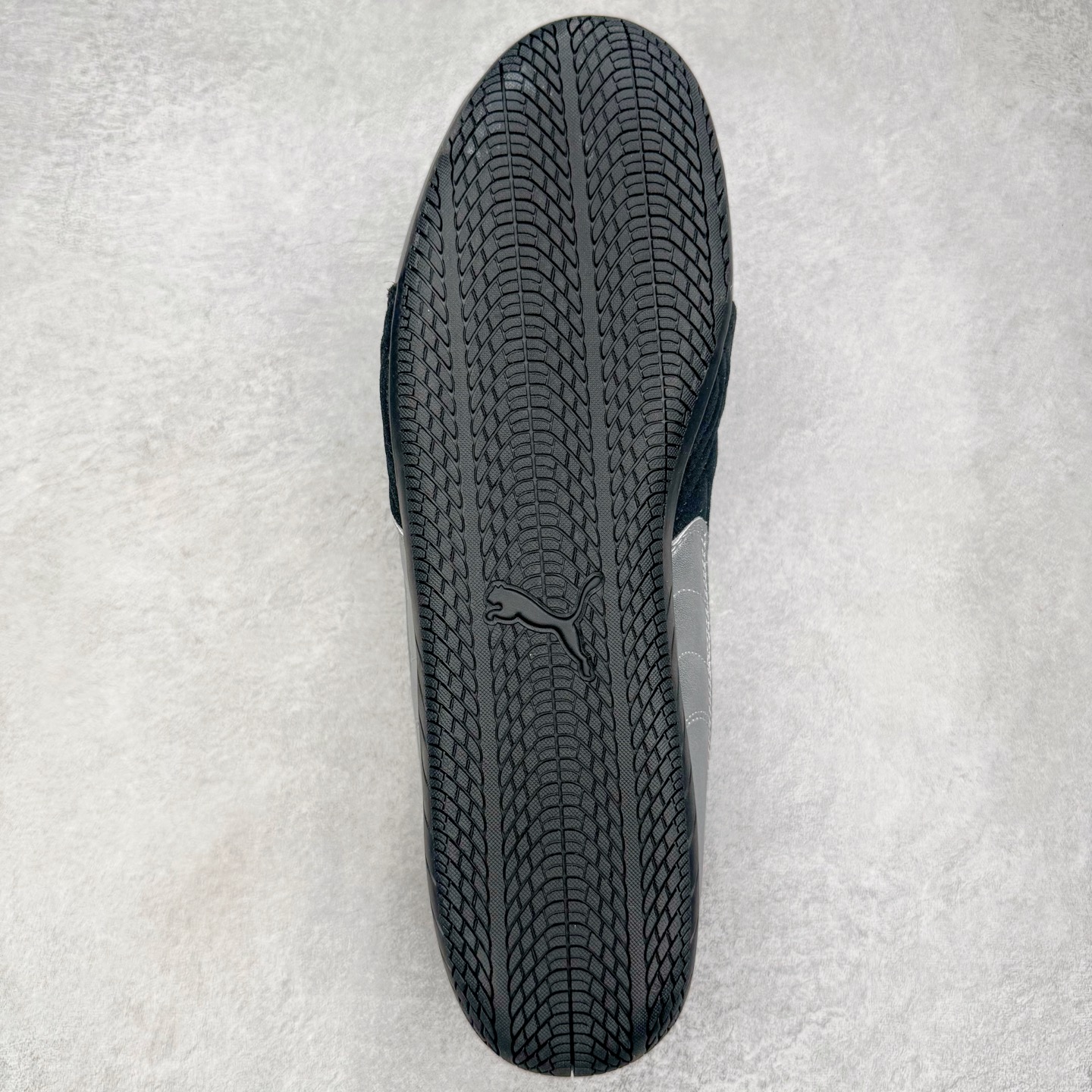 图片[9]-＃S2纯原 PUMA Speedca OG 彪马极速赛车系列低帮德训风拼接复古百搭休闲运动赛车鞋 鞋款从80、90年代赛车手所穿的防火赛车鞋为原型，鞋身线条模仿了赛车的流线廓形，体现了空气动力学原理的结构。简约流畅的外观，恰好又和贯穿其中的Formstrip Logo融合恰到好处，视觉上细节丰富且协调。本次Speedcat OG鞋款归来，最大看点自然式保留了窄版鞋型以及薄底构造。这两年各品牌鞋底越做越厚，Speedcat反其道而行之，上脚几乎无鞋底的效果带来耳目一新的视觉体验。鞋面依旧是以质感细腻的麂皮材质打造，并且大面积近乎全包裹的使用，复古味道也愈发浓烈。配色上更是将最原始的黑色和红色带回，向F1赛车队的标志性队服致敬。相信让各位一眼种草的更多是出挑的大红色，上脚即可瞬间点亮整体造型，在以球鞋为核心的OOTD中脱颖而出。而另一款黑色则是低调的万金油，彰显新潮个性的同时又不喧宾夺主，也是热爱简约系穿搭朋友的首选。 尺码：36 37 37.5 38 38.5 39 40 40.5 41 42 42.5 43 44 44.5 45 46-选品中心