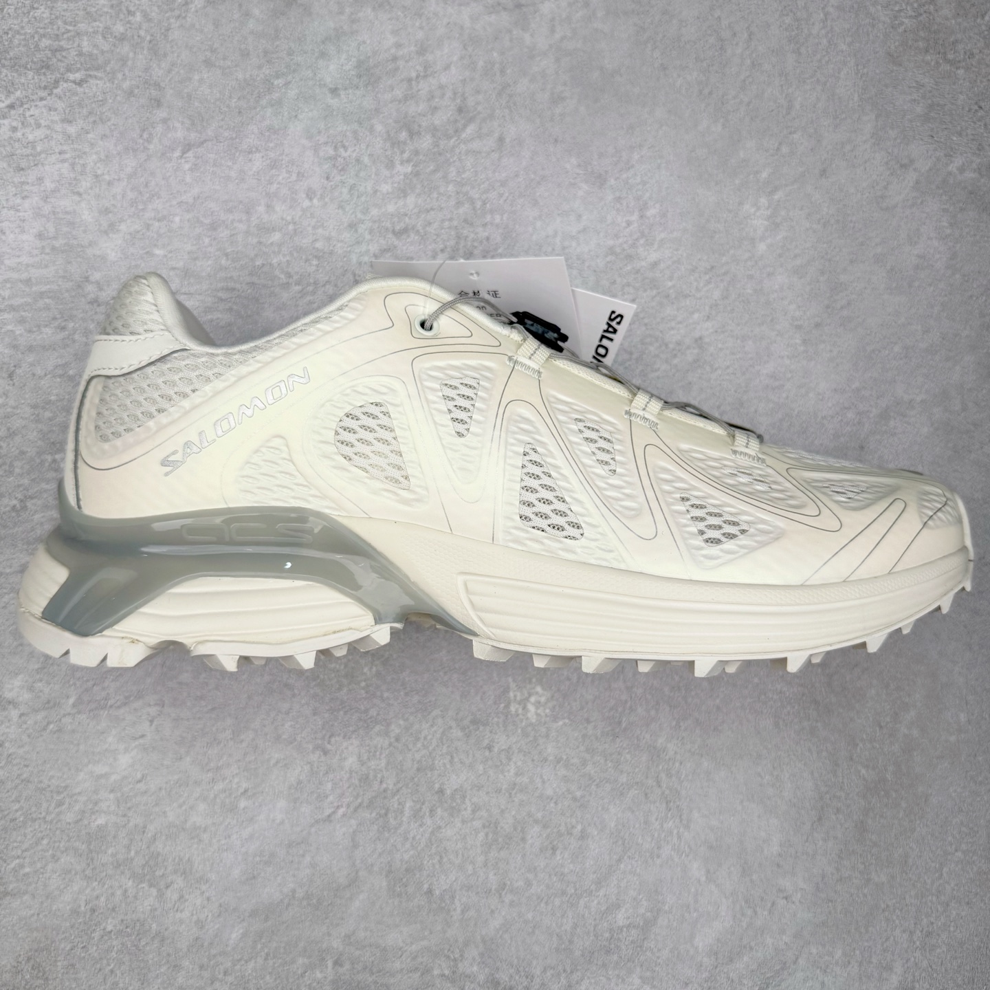 图片[9]-＃HP纯原 SALOMON XT-WHISPER 萨洛蒙圆头防滑耐磨低帮休闲越野训练城市通勤跑步鞋 男女同款 纯原外贸平台特供订单 耗时半年巨作 全套原纸板楦头开发 原厂特供网布配套加持 确保原汁原味 完美呈现版型 原档数据独家私模五层组合大底 男女鞋同步官方开发至46.5 原装Ortholite轻量化鞋垫 中底布带钢印编号 原厂TPU锁扣 进口港宝加持 后跟自然饱满 还原公司包裹性 大网眼材质、金属质感元素以及大量曲线结构线的应用，为 XT-Whisper 此番的回归附上了浓重的千禧年运动鞋的美学氛围，而忠于元年不减配的科技配置——富有质感的材料和流畅波纹状的 Sensifit™ 技术、Salomon 标志性的 Quicklace 快速系带系统以及 Contagrip 鞋底，使得其在性能角度与美学角度都能够满足如今人们对于鞋履的多场景需求。正常尺码：36 36.5 37.5 38 38.5 39 40 40.5 41 42 42.5 43 44 44.5 45 46.5-选品中心