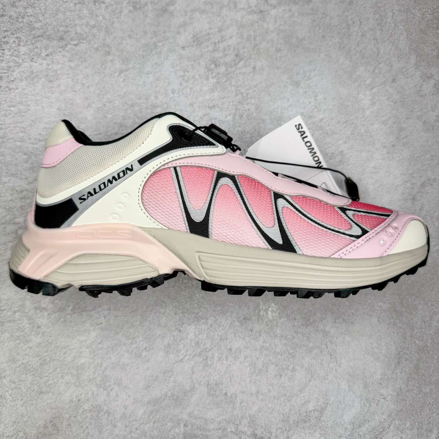 图片[2]-＃HP纯原 SALOMON XT-WHISPER 萨洛蒙圆头防滑耐磨低帮休闲越野训练城市通勤跑步鞋 男女同款 纯原外贸平台特供订单 耗时半年巨作 全套原纸板楦头开发 原厂特供网布配套加持 确保原汁原味 完美呈现版型 原档数据独家私模五层组合大底 男女鞋同步官方开发至46.5 原装Ortholite轻量化鞋垫 中底布带钢印编号 原厂TPU锁扣 进口港宝加持 后跟自然饱满 还原公司包裹性 大网眼材质、金属质感元素以及大量曲线结构线的应用，为 XT-Whisper 此番的回归附上了浓重的千禧年运动鞋的美学氛围，而忠于元年不减配的科技配置——富有质感的材料和流畅波纹状的 Sensifit™ 技术、Salomon 标志性的 Quicklace 快速系带系统以及 Contagrip 鞋底，使得其在性能角度与美学角度都能够满足如今人们对于鞋履的多场景需求。正常尺码：36 36.5 37.5 38 38.5 39 40 40.5 41 42 42.5 43 44 44.5 45 46.5-选品中心