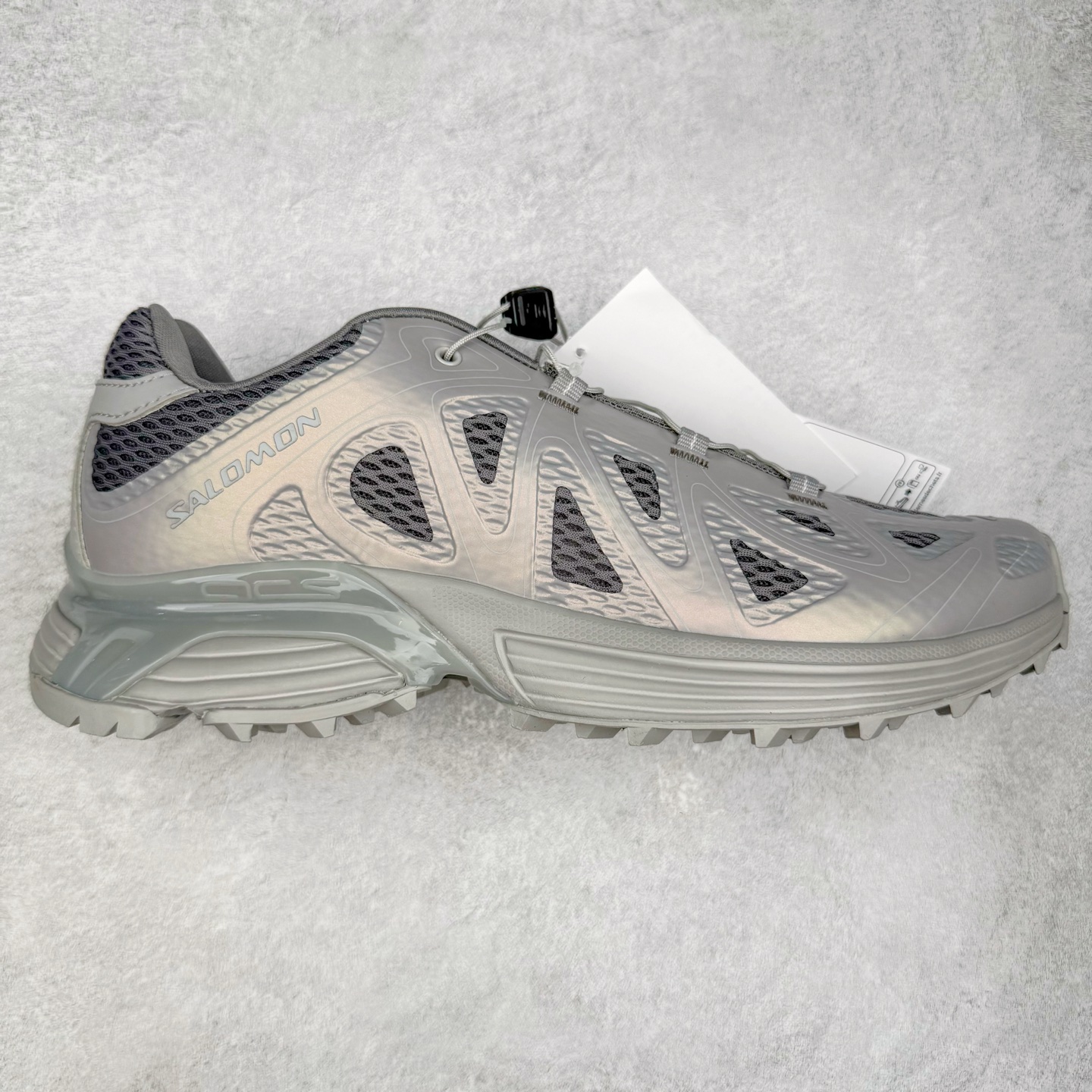 ＃HP纯原 SALOMON XT-WHISPER 萨洛蒙圆头防滑耐磨低帮休闲越野训练城市通勤跑步鞋 男女同款 纯原外贸平台特供订单 耗时半年巨作 全套原纸板楦头开发 原厂特供网布配套加持 确保原汁原味 完美呈现版型 原档数据独家私模五层组合大底 男女鞋同步官方开发至46.5 原装Ortholite轻量化鞋垫 中底布带钢印编号 原厂TPU锁扣 进口港宝加持 后跟自然饱满 还原公司包裹性 大网眼材质、金属质感元素以及大量曲线结构线的应用，为 XT-Whisper 此番的回归附上了浓重的千禧年运动鞋的美学氛围，而忠于元年不减配的科技配置——富有质感的材料和流畅波纹状的 Sensifit™ 技术、Salomon 标志性的 Quicklace 快速系带系统以及 Contagrip 鞋底，使得其在性能角度与美学角度都能够满足如今人们对于鞋履的多场景需求。正常尺码：36 36.5 37.5 38 38.5 39 40 40.5 41 42 42.5 43 44 44.5 45 46.5-选品中心