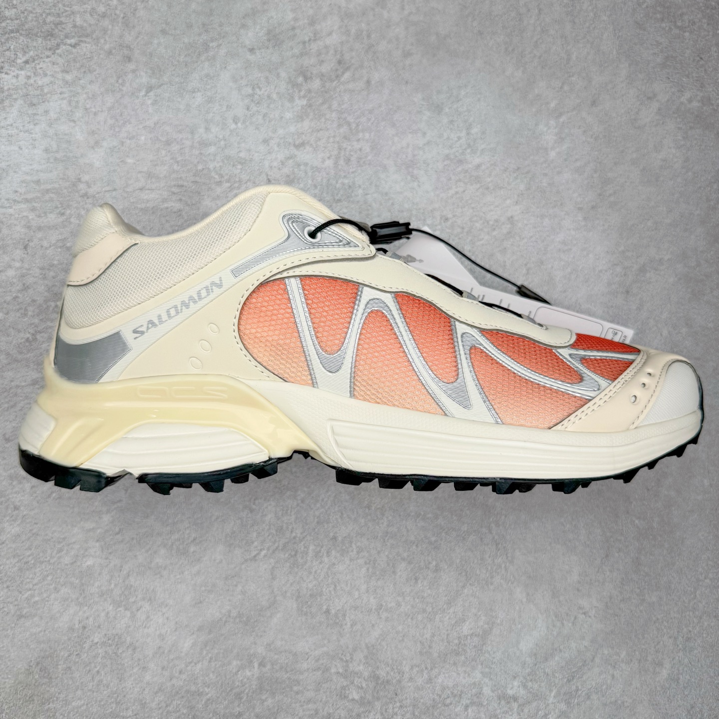 图片[8]-＃HP纯原 SALOMON XT-WHISPER 萨洛蒙圆头防滑耐磨低帮休闲越野训练城市通勤跑步鞋 男女同款 纯原外贸平台特供订单 耗时半年巨作 全套原纸板楦头开发 原厂特供网布配套加持 确保原汁原味 完美呈现版型 原档数据独家私模五层组合大底 男女鞋同步官方开发至46.5 原装Ortholite轻量化鞋垫 中底布带钢印编号 原厂TPU锁扣 进口港宝加持 后跟自然饱满 还原公司包裹性 大网眼材质、金属质感元素以及大量曲线结构线的应用，为 XT-Whisper 此番的回归附上了浓重的千禧年运动鞋的美学氛围，而忠于元年不减配的科技配置——富有质感的材料和流畅波纹状的 Sensifit™ 技术、Salomon 标志性的 Quicklace 快速系带系统以及 Contagrip 鞋底，使得其在性能角度与美学角度都能够满足如今人们对于鞋履的多场景需求。正常尺码：36 36.5 37.5 38 38.5 39 40 40.5 41 42 42.5 43 44 44.5 45 46.5-选品中心