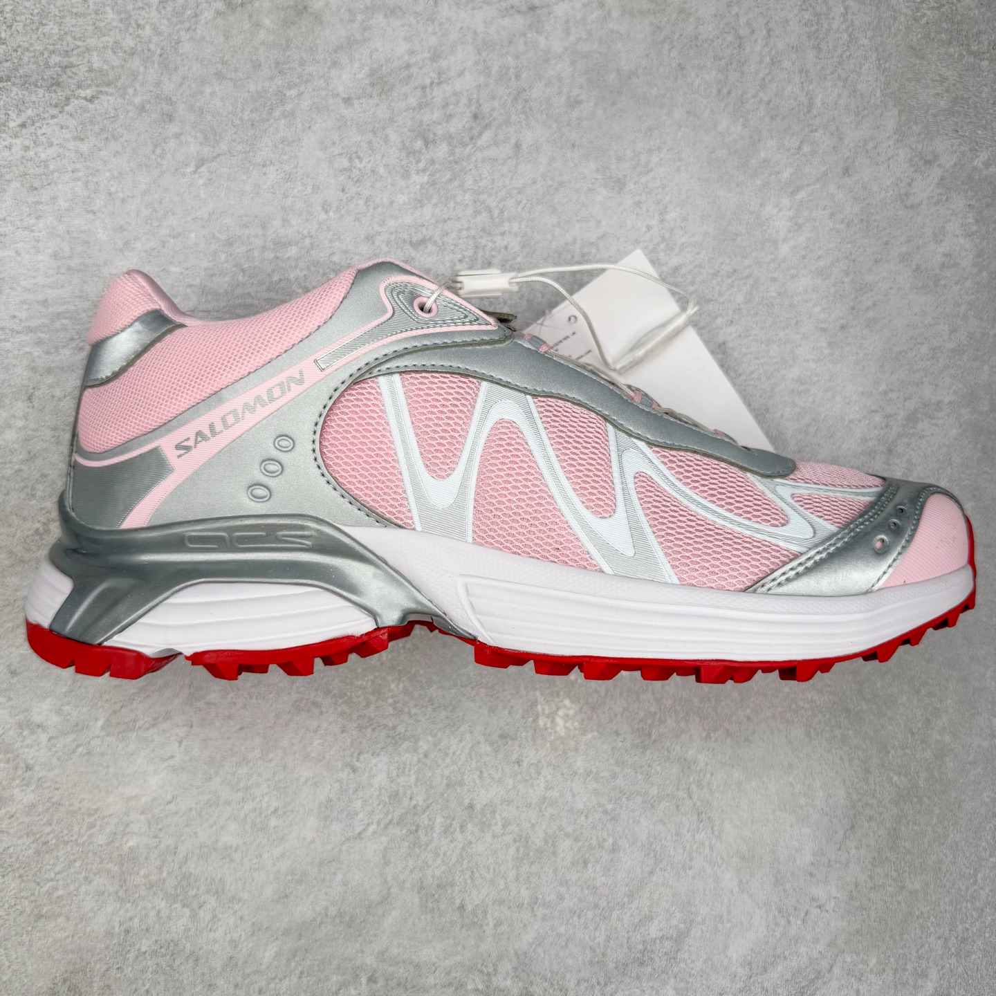 图片[3]-＃HP纯原 SALOMON XT-WHISPER 萨洛蒙圆头防滑耐磨低帮休闲越野训练城市通勤跑步鞋 男女同款 纯原外贸平台特供订单 耗时半年巨作 全套原纸板楦头开发 原厂特供网布配套加持 确保原汁原味 完美呈现版型 原档数据独家私模五层组合大底 男女鞋同步官方开发至46.5 原装Ortholite轻量化鞋垫 中底布带钢印编号 原厂TPU锁扣 进口港宝加持 后跟自然饱满 还原公司包裹性 大网眼材质、金属质感元素以及大量曲线结构线的应用，为 XT-Whisper 此番的回归附上了浓重的千禧年运动鞋的美学氛围，而忠于元年不减配的科技配置——富有质感的材料和流畅波纹状的 Sensifit™ 技术、Salomon 标志性的 Quicklace 快速系带系统以及 Contagrip 鞋底，使得其在性能角度与美学角度都能够满足如今人们对于鞋履的多场景需求。正常尺码：36 36.5 37.5 38 38.5 39 40 40.5 41 42 42.5 43 44 44.5 45 46.5-选品中心