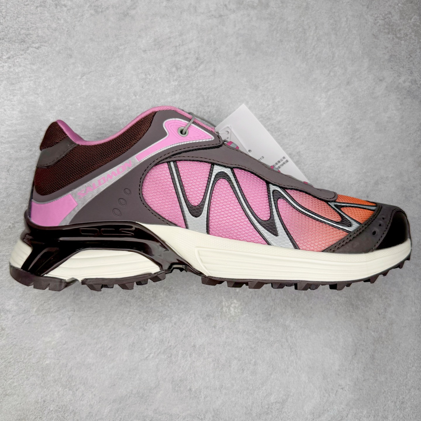 图片[5]-＃HP纯原 SALOMON XT-WHISPER 萨洛蒙圆头防滑耐磨低帮休闲越野训练城市通勤跑步鞋 男女同款 纯原外贸平台特供订单 耗时半年巨作 全套原纸板楦头开发 原厂特供网布配套加持 确保原汁原味 完美呈现版型 原档数据独家私模五层组合大底 男女鞋同步官方开发至46.5 原装Ortholite轻量化鞋垫 中底布带钢印编号 原厂TPU锁扣 进口港宝加持 后跟自然饱满 还原公司包裹性 大网眼材质、金属质感元素以及大量曲线结构线的应用，为 XT-Whisper 此番的回归附上了浓重的千禧年运动鞋的美学氛围，而忠于元年不减配的科技配置——富有质感的材料和流畅波纹状的 Sensifit™ 技术、Salomon 标志性的 Quicklace 快速系带系统以及 Contagrip 鞋底，使得其在性能角度与美学角度都能够满足如今人们对于鞋履的多场景需求。正常尺码：36 36.5 37.5 38 38.5 39 40 40.5 41 42 42.5 43 44 44.5 45 46.5-选品中心