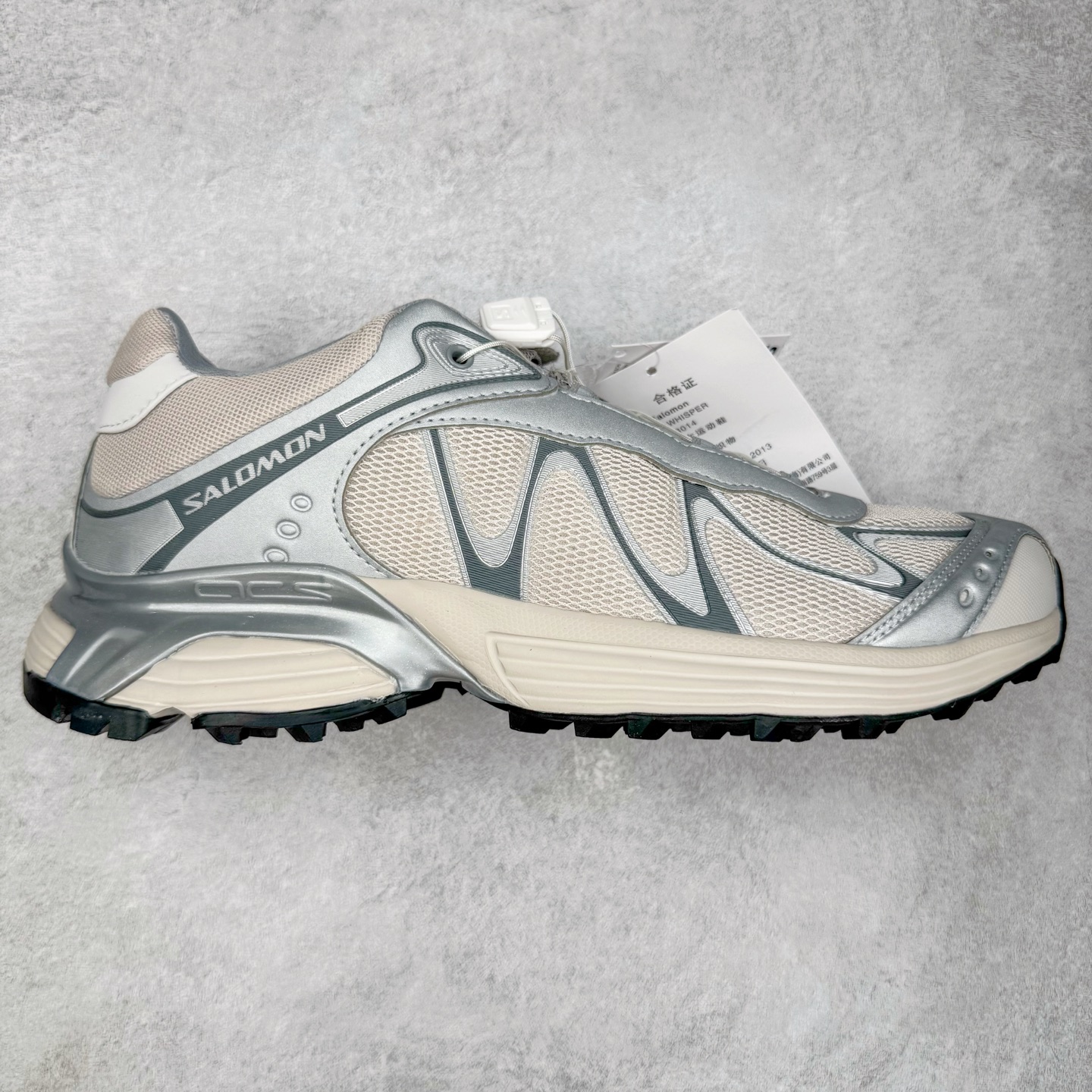 图片[4]-＃HP纯原 SALOMON XT-WHISPER 萨洛蒙圆头防滑耐磨低帮休闲越野训练城市通勤跑步鞋 男女同款 纯原外贸平台特供订单 耗时半年巨作 全套原纸板楦头开发 原厂特供网布配套加持 确保原汁原味 完美呈现版型 原档数据独家私模五层组合大底 男女鞋同步官方开发至46.5 原装Ortholite轻量化鞋垫 中底布带钢印编号 原厂TPU锁扣 进口港宝加持 后跟自然饱满 还原公司包裹性 大网眼材质、金属质感元素以及大量曲线结构线的应用，为 XT-Whisper 此番的回归附上了浓重的千禧年运动鞋的美学氛围，而忠于元年不减配的科技配置——富有质感的材料和流畅波纹状的 Sensifit™ 技术、Salomon 标志性的 Quicklace 快速系带系统以及 Contagrip 鞋底，使得其在性能角度与美学角度都能够满足如今人们对于鞋履的多场景需求。正常尺码：36 36.5 37.5 38 38.5 39 40 40.5 41 42 42.5 43 44 44.5 45 46.5-选品中心