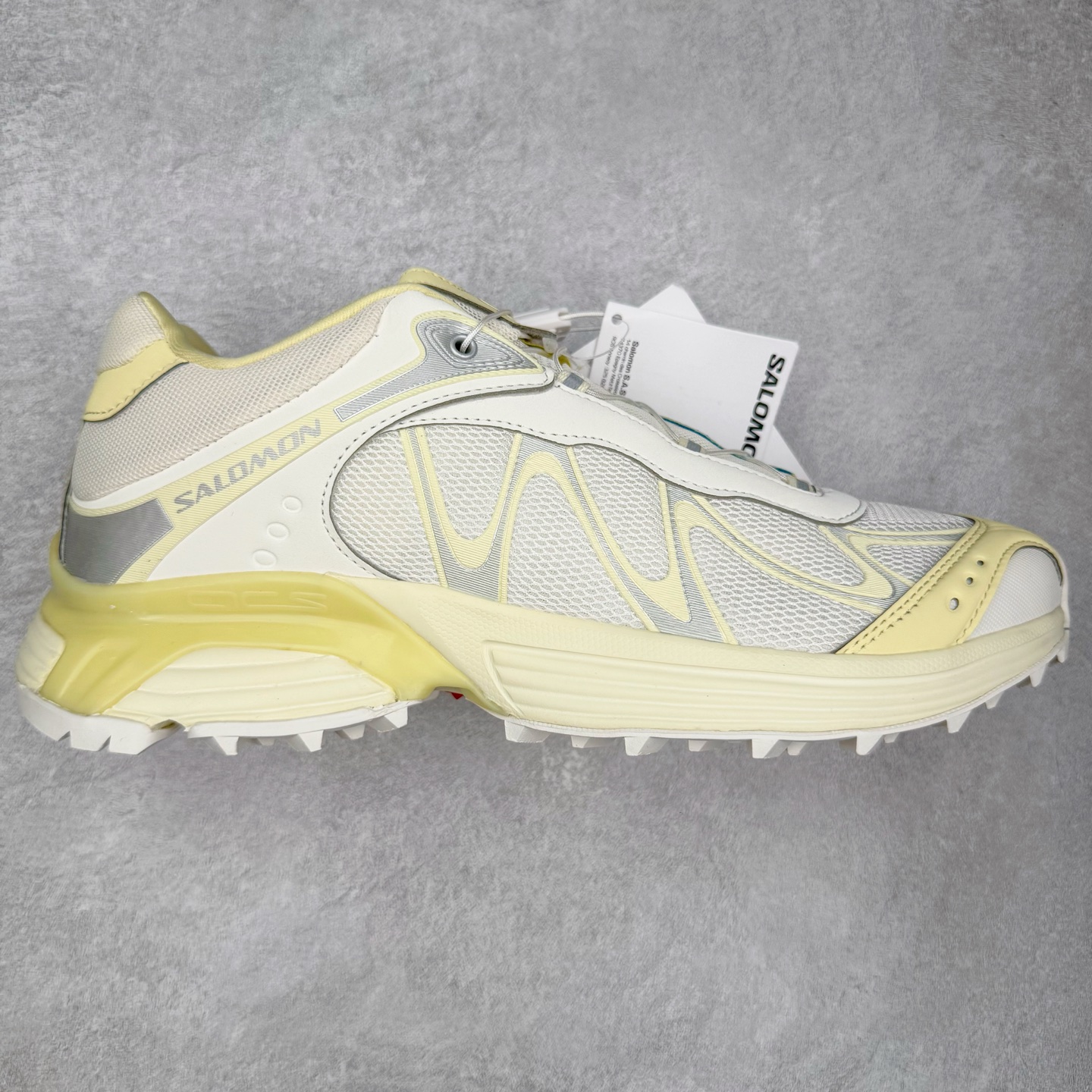 图片[6]-＃HP纯原 SALOMON XT-WHISPER 萨洛蒙圆头防滑耐磨低帮休闲越野训练城市通勤跑步鞋 男女同款 纯原外贸平台特供订单 耗时半年巨作 全套原纸板楦头开发 原厂特供网布配套加持 确保原汁原味 完美呈现版型 原档数据独家私模五层组合大底 男女鞋同步官方开发至46.5 原装Ortholite轻量化鞋垫 中底布带钢印编号 原厂TPU锁扣 进口港宝加持 后跟自然饱满 还原公司包裹性 大网眼材质、金属质感元素以及大量曲线结构线的应用，为 XT-Whisper 此番的回归附上了浓重的千禧年运动鞋的美学氛围，而忠于元年不减配的科技配置——富有质感的材料和流畅波纹状的 Sensifit™ 技术、Salomon 标志性的 Quicklace 快速系带系统以及 Contagrip 鞋底，使得其在性能角度与美学角度都能够满足如今人们对于鞋履的多场景需求。正常尺码：36 36.5 37.5 38 38.5 39 40 40.5 41 42 42.5 43 44 44.5 45 46.5-选品中心