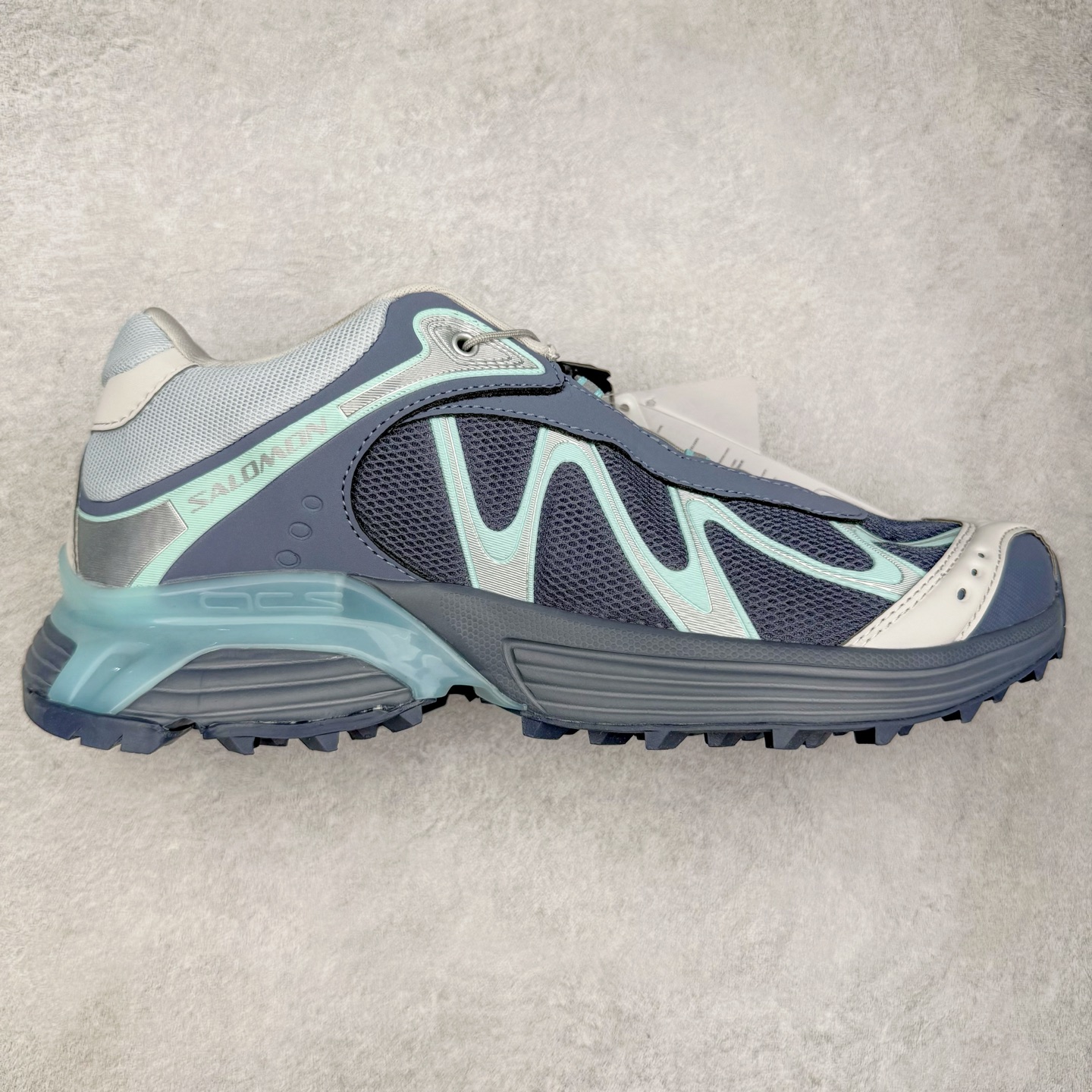 图片[10]-＃HP纯原 SALOMON XT-WHISPER 萨洛蒙圆头防滑耐磨低帮休闲越野训练城市通勤跑步鞋 男女同款 纯原外贸平台特供订单 耗时半年巨作 全套原纸板楦头开发 原厂特供网布配套加持 确保原汁原味 完美呈现版型 原档数据独家私模五层组合大底 男女鞋同步官方开发至46.5 原装Ortholite轻量化鞋垫 中底布带钢印编号 原厂TPU锁扣 进口港宝加持 后跟自然饱满 还原公司包裹性 大网眼材质、金属质感元素以及大量曲线结构线的应用，为 XT-Whisper 此番的回归附上了浓重的千禧年运动鞋的美学氛围，而忠于元年不减配的科技配置——富有质感的材料和流畅波纹状的 Sensifit™ 技术、Salomon 标志性的 Quicklace 快速系带系统以及 Contagrip 鞋底，使得其在性能角度与美学角度都能够满足如今人们对于鞋履的多场景需求。正常尺码：36 36.5 37.5 38 38.5 39 40 40.5 41 42 42.5 43 44 44.5 45 46.5-选品中心