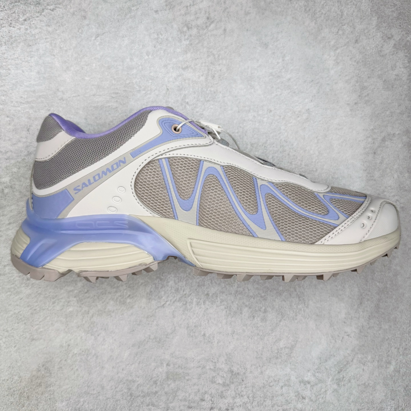 图片[9]-＃HP纯原 SALOMON XT-WHISPER 萨洛蒙圆头防滑耐磨低帮休闲越野训练城市通勤跑步鞋 男女同款 纯原外贸平台特供订单 耗时半年巨作 全套原纸板楦头开发 原厂特供网布配套加持 确保原汁原味 完美呈现版型 原档数据独家私模五层组合大底 男女鞋同步官方开发至46.5 原装Ortholite轻量化鞋垫 中底布带钢印编号 原厂TPU锁扣 进口港宝加持 后跟自然饱满 还原公司包裹性 大网眼材质、金属质感元素以及大量曲线结构线的应用，为 XT-Whisper 此番的回归附上了浓重的千禧年运动鞋的美学氛围，而忠于元年不减配的科技配置——富有质感的材料和流畅波纹状的 Sensifit™ 技术、Salomon 标志性的 Quicklace 快速系带系统以及 Contagrip 鞋底，使得其在性能角度与美学角度都能够满足如今人们对于鞋履的多场景需求。正常尺码：36 36.5 37.5 38 38.5 39 40 40.5 41 42 42.5 43 44 44.5 45 46.5-选品中心