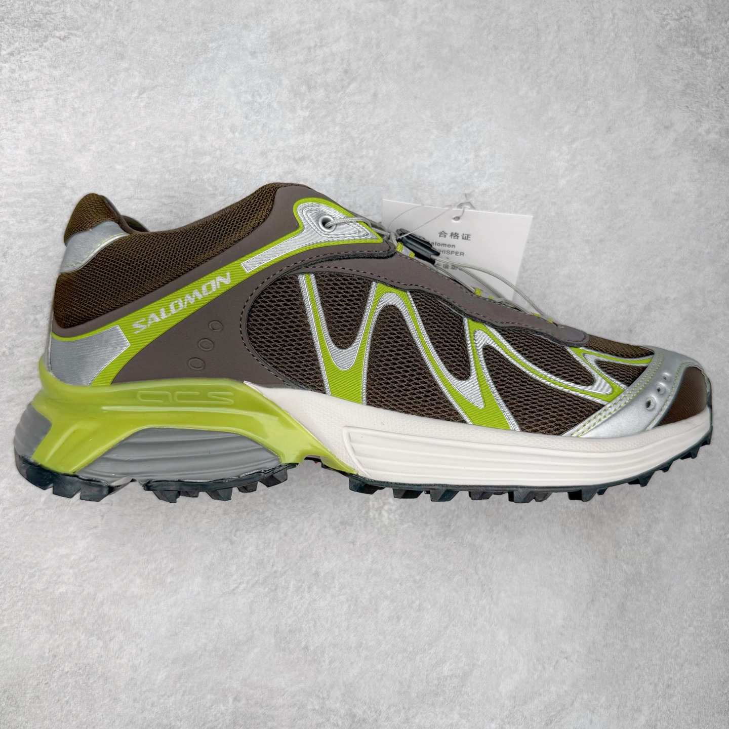 ＃HP纯原 SALOMON XT-WHISPER 萨洛蒙圆头防滑耐磨低帮休闲越野训练城市通勤跑步鞋 男女同款 纯原外贸平台特供订单 耗时半年巨作 全套原纸板楦头开发 原厂特供网布配套加持 确保原汁原味 完美呈现版型 原档数据独家私模五层组合大底 男女鞋同步官方开发至46.5 原装Ortholite轻量化鞋垫 中底布带钢印编号 原厂TPU锁扣 进口港宝加持 后跟自然饱满 还原公司包裹性 大网眼材质、金属质感元素以及大量曲线结构线的应用，为 XT-Whisper 此番的回归附上了浓重的千禧年运动鞋的美学氛围，而忠于元年不减配的科技配置——富有质感的材料和流畅波纹状的 Sensifit™ 技术、Salomon 标志性的 Quicklace 快速系带系统以及 Contagrip 鞋底，使得其在性能角度与美学角度都能够满足如今人们对于鞋履的多场景需求。正常尺码：36 36.5 37.5 38 38.5 39 40 40.5 41 42 42.5 43 44 44.5 45 46.5-选品中心