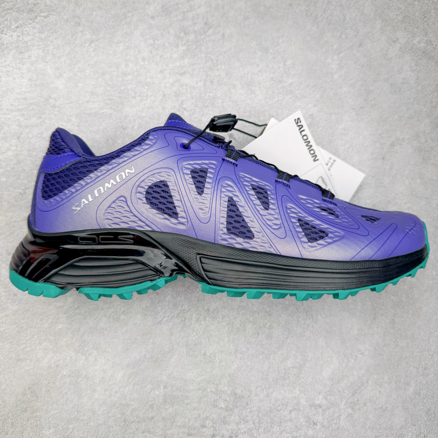 图片[2]-＃HP纯原 SALOMON XT-WHISPER 萨洛蒙圆头防滑耐磨低帮休闲越野训练城市通勤跑步鞋 男女同款 纯原外贸平台特供订单 耗时半年巨作 全套原纸板楦头开发 原厂特供网布配套加持 确保原汁原味 完美呈现版型 原档数据独家私模五层组合大底 男女鞋同步官方开发至46.5 原装Ortholite轻量化鞋垫 中底布带钢印编号 原厂TPU锁扣 进口港宝加持 后跟自然饱满 还原公司包裹性 大网眼材质、金属质感元素以及大量曲线结构线的应用，为 XT-Whisper 此番的回归附上了浓重的千禧年运动鞋的美学氛围，而忠于元年不减配的科技配置——富有质感的材料和流畅波纹状的 Sensifit™ 技术、Salomon 标志性的 Quicklace 快速系带系统以及 Contagrip 鞋底，使得其在性能角度与美学角度都能够满足如今人们对于鞋履的多场景需求。正常尺码：36 36.5 37.5 38 38.5 39 40 40.5 41 42 42.5 43 44 44.5 45 46.5-选品中心