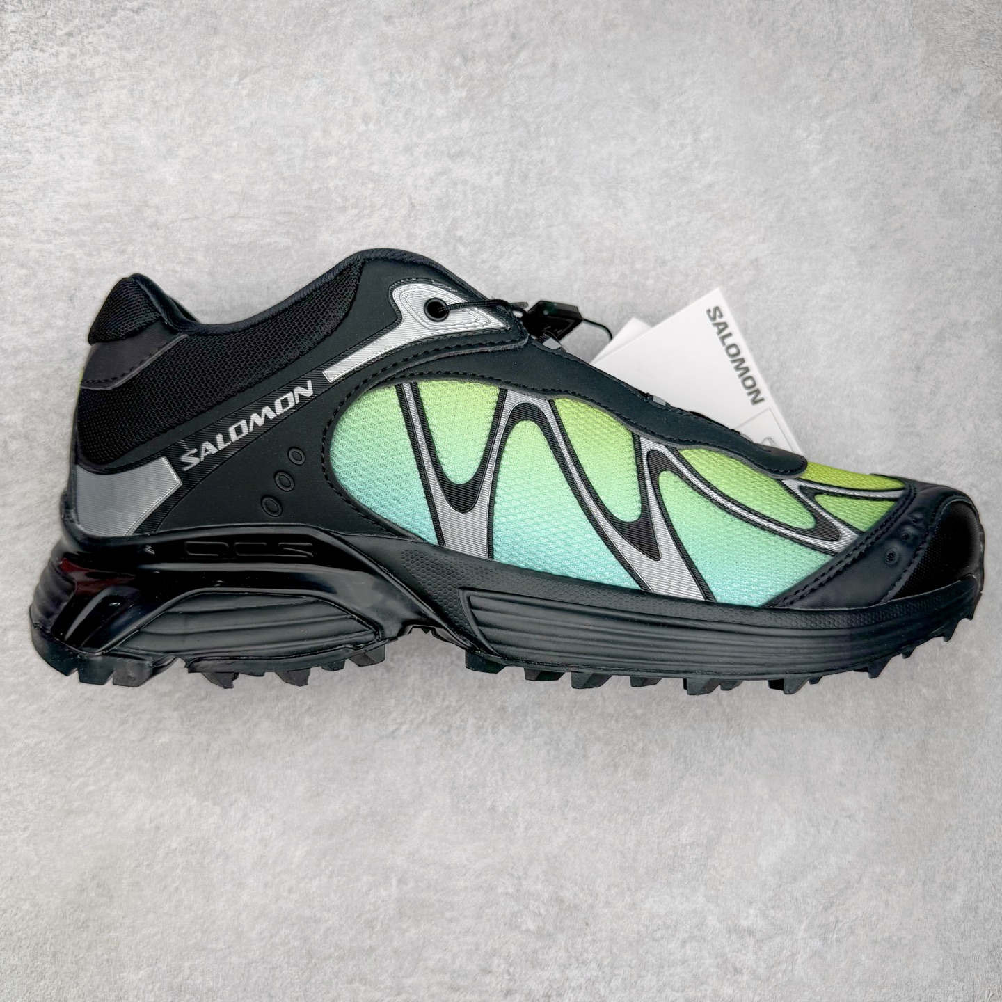 ＃HP纯原 SALOMON XT-WHISPER 萨洛蒙圆头防滑耐磨低帮休闲越野训练城市通勤跑步鞋 男女同款 纯原外贸平台特供订单 耗时半年巨作 全套原纸板楦头开发 原厂特供网布配套加持 确保原汁原味 完美呈现版型 原档数据独家私模五层组合大底 男女鞋同步官方开发至46.5 原装Ortholite轻量化鞋垫 中底布带钢印编号 原厂TPU锁扣 进口港宝加持 后跟自然饱满 还原公司包裹性 大网眼材质、金属质感元素以及大量曲线结构线的应用，为 XT-Whisper 此番的回归附上了浓重的千禧年运动鞋的美学氛围，而忠于元年不减配的科技配置——富有质感的材料和流畅波纹状的 Sensifit™ 技术、Salomon 标志性的 Quicklace 快速系带系统以及 Contagrip 鞋底，使得其在性能角度与美学角度都能够满足如今人们对于鞋履的多场景需求。正常尺码：36 36.5 37.5 38 38.5 39 40 40.5 41 42 42.5 43 44 44.5 45 46.5-选品中心