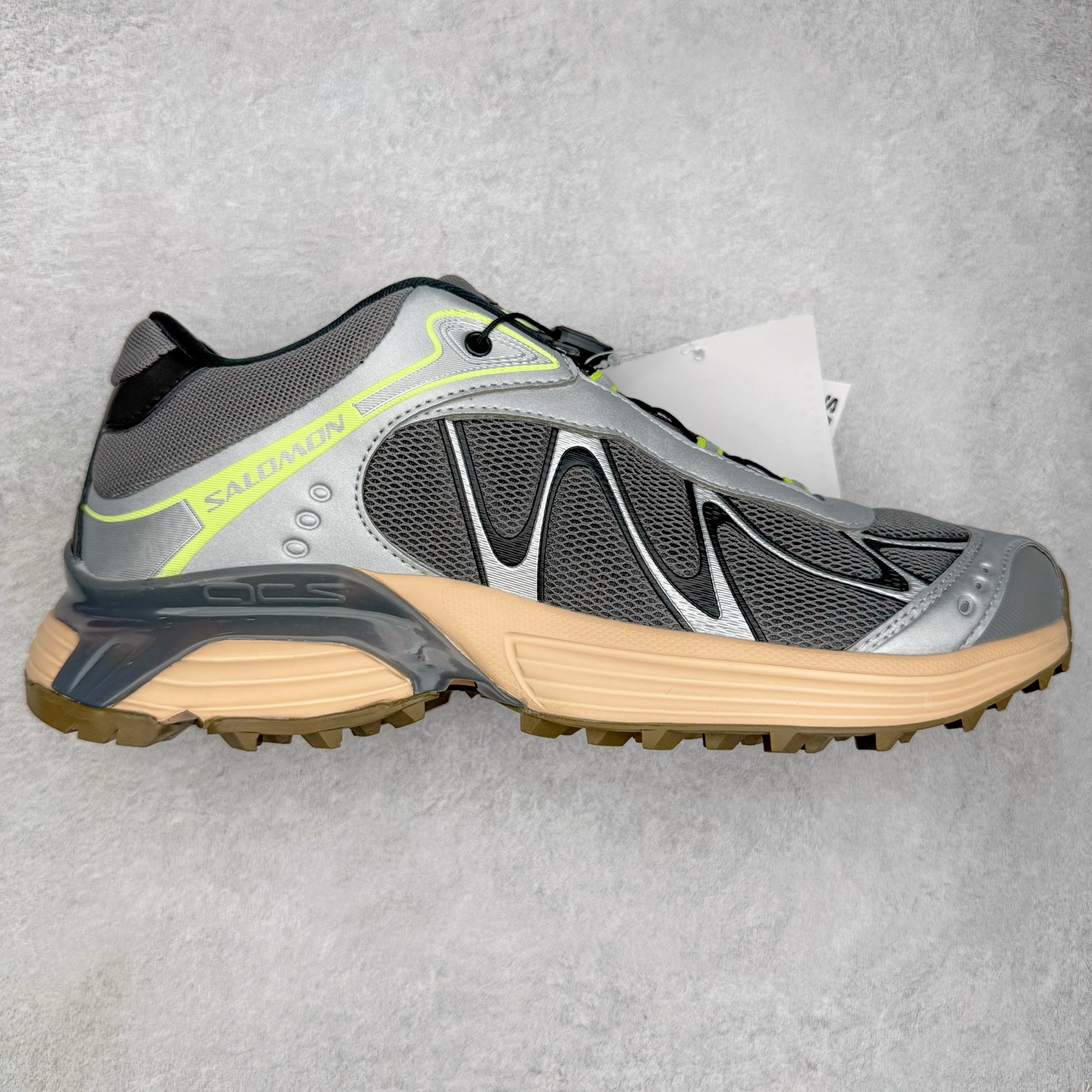 ＃HP纯原 SALOMON XT-WHISPER 萨洛蒙圆头防滑耐磨低帮休闲越野训练城市通勤跑步鞋 男女同款 纯原外贸平台特供订单 耗时半年巨作 全套原纸板楦头开发 原厂特供网布配套加持 确保原汁原味 完美呈现版型 原档数据独家私模五层组合大底 男女鞋同步官方开发至46.5 原装Ortholite轻量化鞋垫 中底布带钢印编号 原厂TPU锁扣 进口港宝加持 后跟自然饱满 还原公司包裹性 大网眼材质、金属质感元素以及大量曲线结构线的应用，为 XT-Whisper 此番的回归附上了浓重的千禧年运动鞋的美学氛围，而忠于元年不减配的科技配置——富有质感的材料和流畅波纹状的 Sensifit™ 技术、Salomon 标志性的 Quicklace 快速系带系统以及 Contagrip 鞋底，使得其在性能角度与美学角度都能够满足如今人们对于鞋履的多场景需求。正常尺码：36 36.5 37.5 38 38.5 39 40 40.5 41 42 42.5 43 44 44.5 45 46.5-选品中心