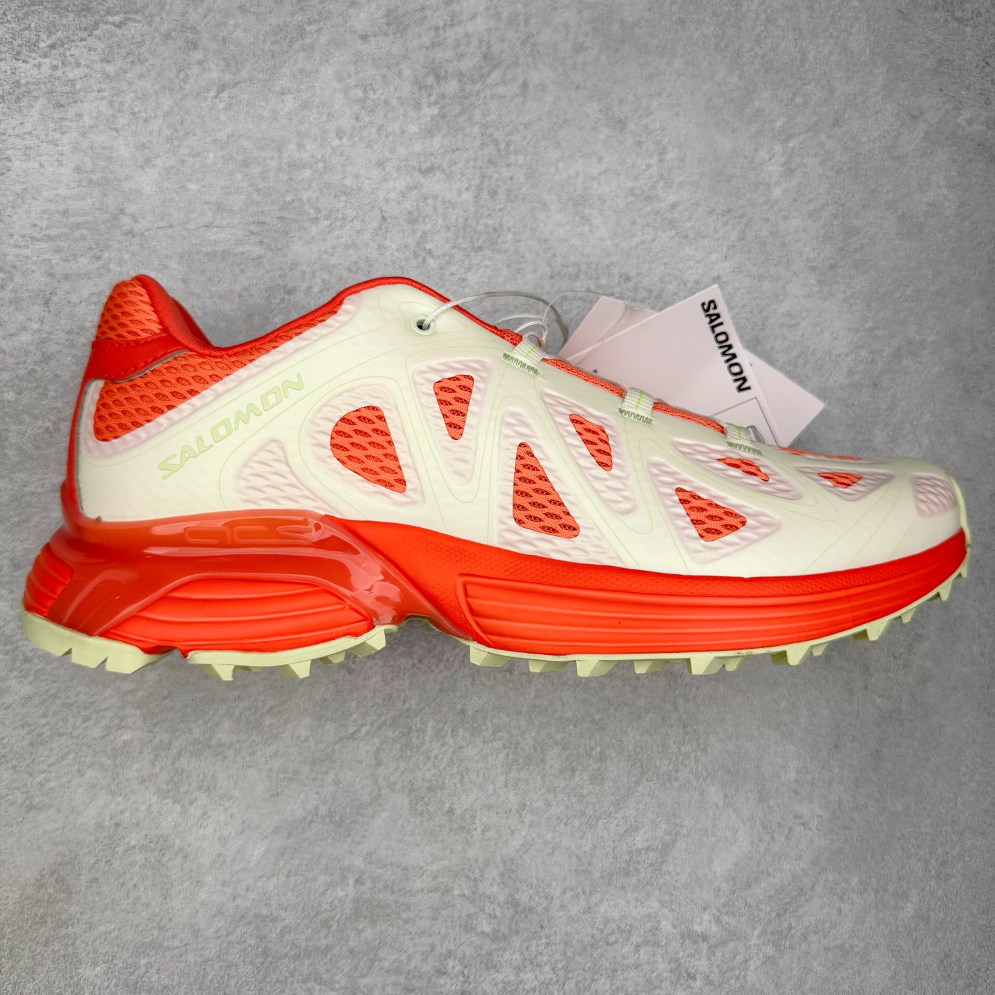 图片[3]-＃HP纯原 SALOMON XT-WHISPER 萨洛蒙圆头防滑耐磨低帮休闲越野训练城市通勤跑步鞋 男女同款 纯原外贸平台特供订单 耗时半年巨作 全套原纸板楦头开发 原厂特供网布配套加持 确保原汁原味 完美呈现版型 原档数据独家私模五层组合大底 男女鞋同步官方开发至46.5 原装Ortholite轻量化鞋垫 中底布带钢印编号 原厂TPU锁扣 进口港宝加持 后跟自然饱满 还原公司包裹性 大网眼材质、金属质感元素以及大量曲线结构线的应用，为 XT-Whisper 此番的回归附上了浓重的千禧年运动鞋的美学氛围，而忠于元年不减配的科技配置——富有质感的材料和流畅波纹状的 Sensifit™ 技术、Salomon 标志性的 Quicklace 快速系带系统以及 Contagrip 鞋底，使得其在性能角度与美学角度都能够满足如今人们对于鞋履的多场景需求。正常尺码：36 36.5 37.5 38 38.5 39 40 40.5 41 42 42.5 43 44 44.5 45 46.5-选品中心