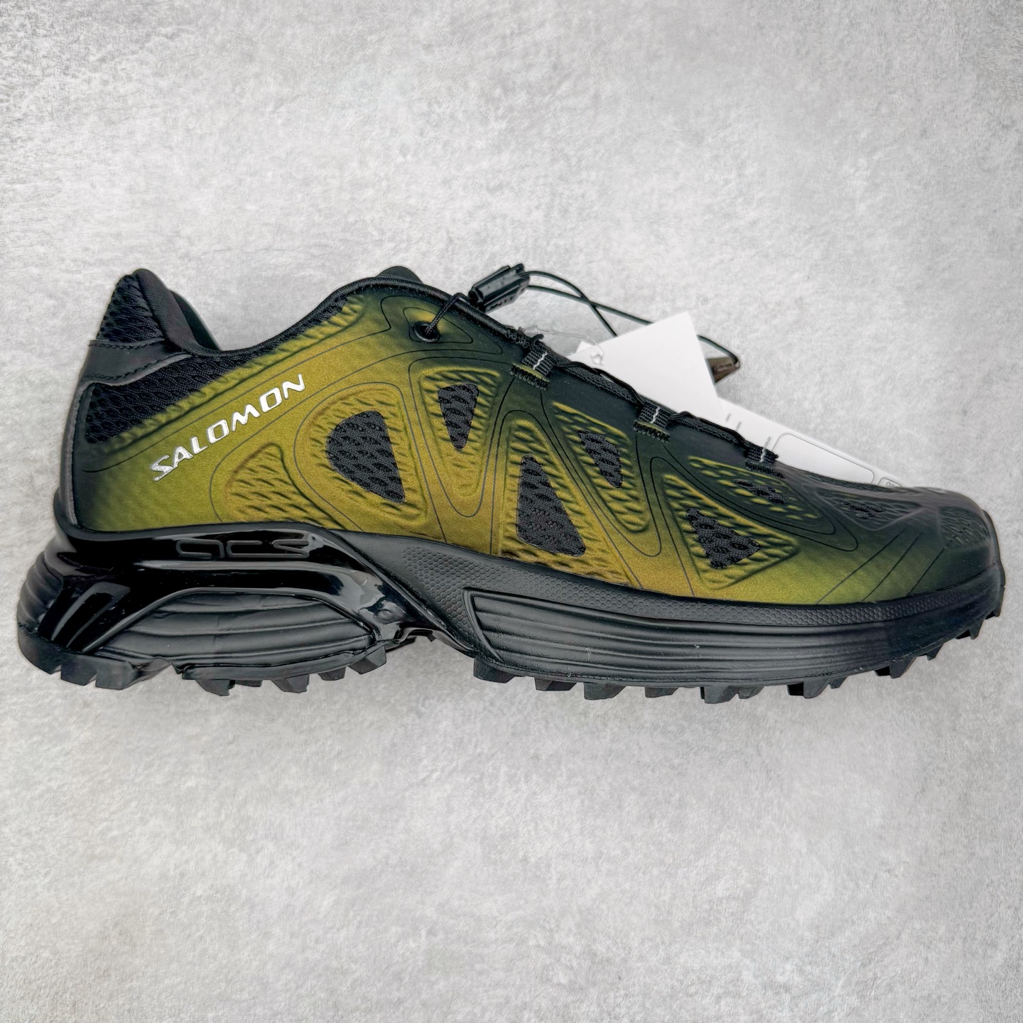 图片[12]-＃HP纯原 SALOMON XT-WHISPER 萨洛蒙圆头防滑耐磨低帮休闲越野训练城市通勤跑步鞋 男女同款 纯原外贸平台特供订单 耗时半年巨作 全套原纸板楦头开发 原厂特供网布配套加持 确保原汁原味 完美呈现版型 原档数据独家私模五层组合大底 男女鞋同步官方开发至46.5 原装Ortholite轻量化鞋垫 中底布带钢印编号 原厂TPU锁扣 进口港宝加持 后跟自然饱满 还原公司包裹性 大网眼材质、金属质感元素以及大量曲线结构线的应用，为 XT-Whisper 此番的回归附上了浓重的千禧年运动鞋的美学氛围，而忠于元年不减配的科技配置——富有质感的材料和流畅波纹状的 Sensifit™ 技术、Salomon 标志性的 Quicklace 快速系带系统以及 Contagrip 鞋底，使得其在性能角度与美学角度都能够满足如今人们对于鞋履的多场景需求。正常尺码：36 36.5 37.5 38 38.5 39 40 40.5 41 42 42.5 43 44 44.5 45 46.5-选品中心