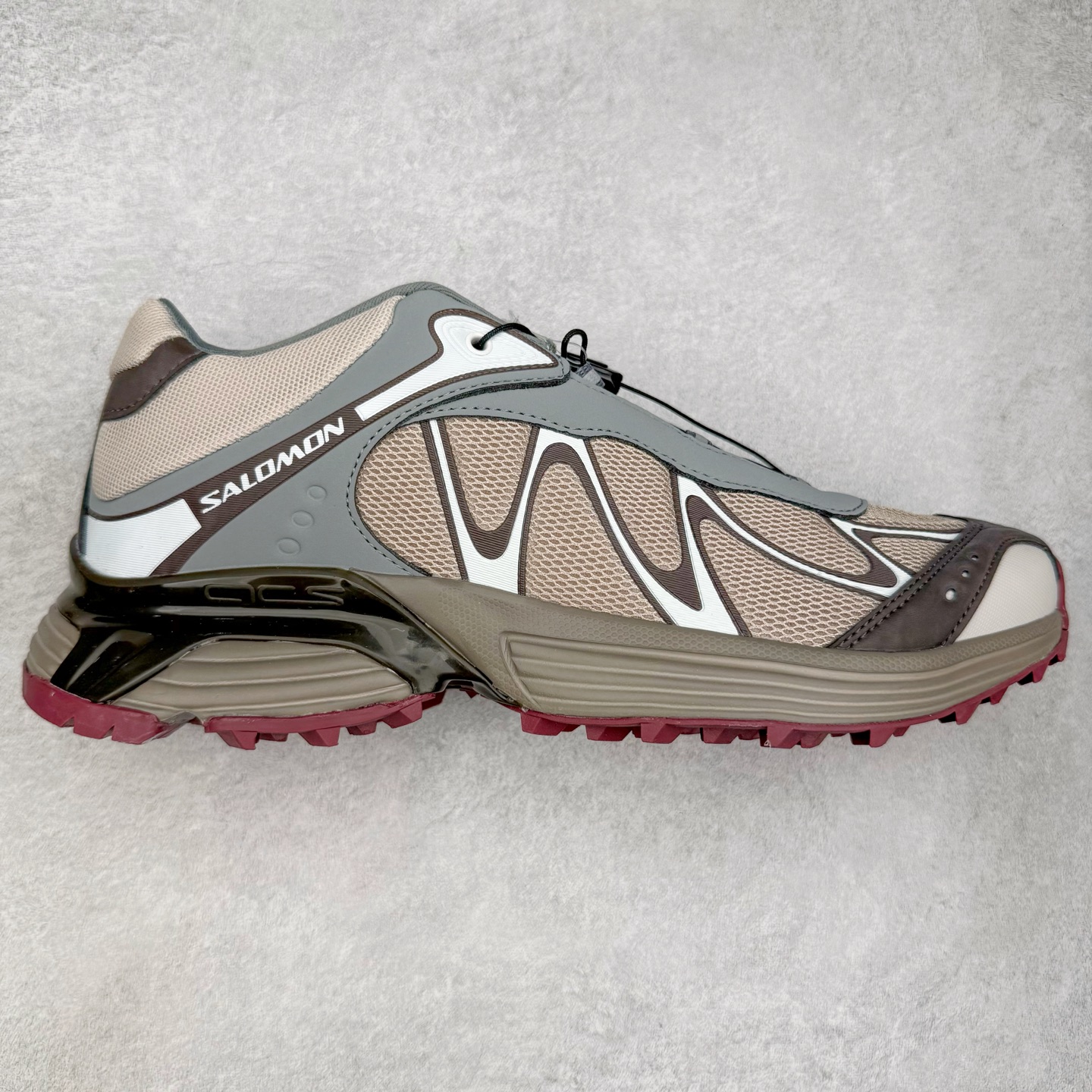 图片[11]-＃HP纯原 SALOMON XT-WHISPER 萨洛蒙圆头防滑耐磨低帮休闲越野训练城市通勤跑步鞋 男女同款 纯原外贸平台特供订单 耗时半年巨作 全套原纸板楦头开发 原厂特供网布配套加持 确保原汁原味 完美呈现版型 原档数据独家私模五层组合大底 男女鞋同步官方开发至46.5 原装Ortholite轻量化鞋垫 中底布带钢印编号 原厂TPU锁扣 进口港宝加持 后跟自然饱满 还原公司包裹性 大网眼材质、金属质感元素以及大量曲线结构线的应用，为 XT-Whisper 此番的回归附上了浓重的千禧年运动鞋的美学氛围，而忠于元年不减配的科技配置——富有质感的材料和流畅波纹状的 Sensifit™ 技术、Salomon 标志性的 Quicklace 快速系带系统以及 Contagrip 鞋底，使得其在性能角度与美学角度都能够满足如今人们对于鞋履的多场景需求。正常尺码：36 36.5 37.5 38 38.5 39 40 40.5 41 42 42.5 43 44 44.5 45 46.5-选品中心