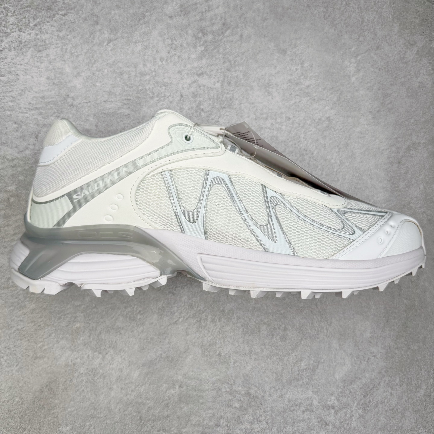 图片[8]-＃HP纯原 SALOMON XT-WHISPER 萨洛蒙圆头防滑耐磨低帮休闲越野训练城市通勤跑步鞋 男女同款 纯原外贸平台特供订单 耗时半年巨作 全套原纸板楦头开发 原厂特供网布配套加持 确保原汁原味 完美呈现版型 原档数据独家私模五层组合大底 男女鞋同步官方开发至46.5 原装Ortholite轻量化鞋垫 中底布带钢印编号 原厂TPU锁扣 进口港宝加持 后跟自然饱满 还原公司包裹性 大网眼材质、金属质感元素以及大量曲线结构线的应用，为 XT-Whisper 此番的回归附上了浓重的千禧年运动鞋的美学氛围，而忠于元年不减配的科技配置——富有质感的材料和流畅波纹状的 Sensifit™ 技术、Salomon 标志性的 Quicklace 快速系带系统以及 Contagrip 鞋底，使得其在性能角度与美学角度都能够满足如今人们对于鞋履的多场景需求。正常尺码：36 36.5 37.5 38 38.5 39 40 40.5 41 42 42.5 43 44 44.5 45 46.5-选品中心