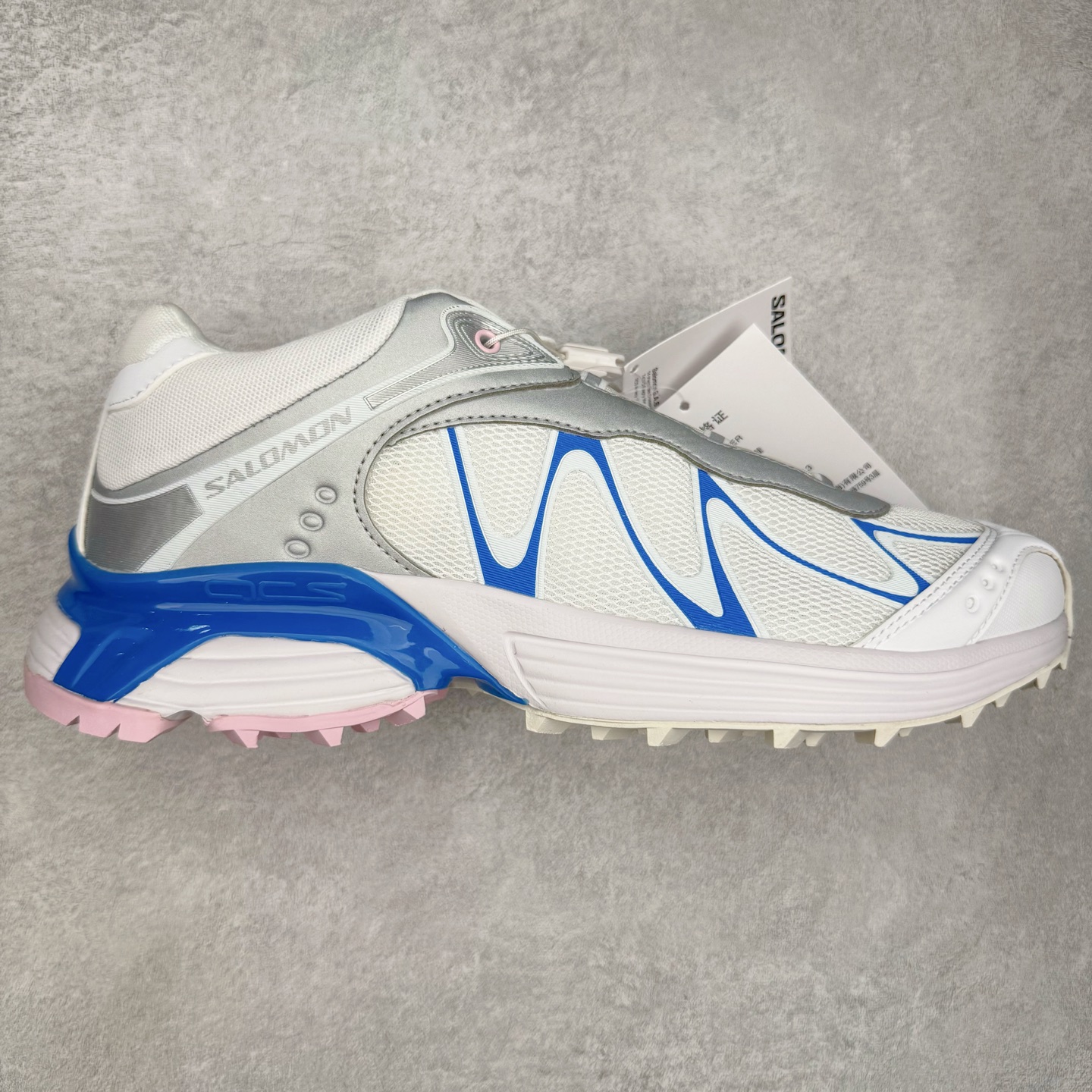 图片[5]-＃HP纯原 SALOMON XT-WHISPER 萨洛蒙圆头防滑耐磨低帮休闲越野训练城市通勤跑步鞋 男女同款 纯原外贸平台特供订单 耗时半年巨作 全套原纸板楦头开发 原厂特供网布配套加持 确保原汁原味 完美呈现版型 原档数据独家私模五层组合大底 男女鞋同步官方开发至46.5 原装Ortholite轻量化鞋垫 中底布带钢印编号 原厂TPU锁扣 进口港宝加持 后跟自然饱满 还原公司包裹性 大网眼材质、金属质感元素以及大量曲线结构线的应用，为 XT-Whisper 此番的回归附上了浓重的千禧年运动鞋的美学氛围，而忠于元年不减配的科技配置——富有质感的材料和流畅波纹状的 Sensifit™ 技术、Salomon 标志性的 Quicklace 快速系带系统以及 Contagrip 鞋底，使得其在性能角度与美学角度都能够满足如今人们对于鞋履的多场景需求。正常尺码：36 36.5 37.5 38 38.5 39 40 40.5 41 42 42.5 43 44 44.5 45 46.5-选品中心