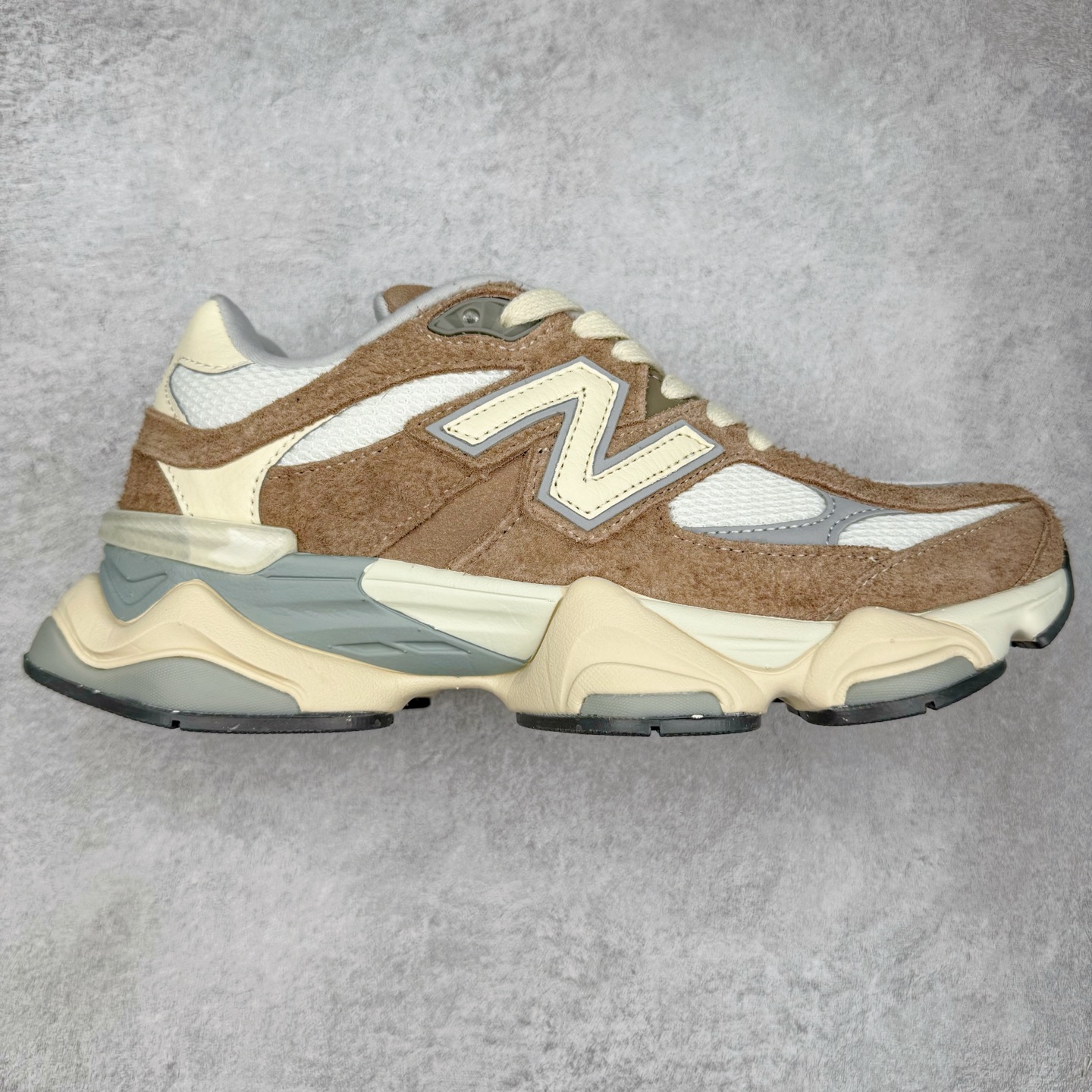 图片[9]-＃TG纯原特价福利 New Balance NB9060系列 新百伦绒面革网布经典百搭防滑耐磨透气低帮生活休闲鞋 全套原楦原纸板原厂数据开发 进口三明治网面 原装进口翻毛皮料正确绒感卡色 正确中底拉帮中底网布细节 原厂标裁 带紫光防伪 定制后跟透明水晶模块 冲裁组合 大底贴合程度胶水上色把控完美 整洁度挑战全网艺术家 多道序QC把关品质完善 匠心打造 耗时两个月开发完成 工艺极其复杂难度可想而知 新开独立私模大底 全网唯一正确六层组合大底 高端零售专供产物 尺码：36 37 37.5 38 38.5 39 40 40.5 41 42 42.5 43 44 45 46.5-选品中心