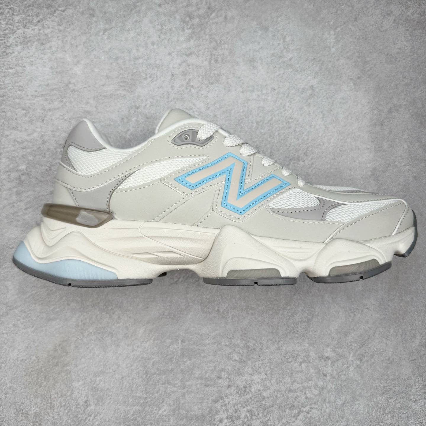 ＃TG纯原特价福利 New Balance NB9060系列 新百伦绒面革网布经典百搭防滑耐磨透气低帮生活休闲鞋 全套原楦原纸板原厂数据开发 进口三明治网面 原装进口翻毛皮料正确绒感卡色 正确中底拉帮中底网布细节 原厂标裁 带紫光防伪 定制后跟透明水晶模块 冲裁组合 大底贴合程度胶水上色把控完美 整洁度挑战全网艺术家 多道序QC把关品质完善 匠心打造 耗时两个月开发完成 工艺极其复杂难度可想而知 新开独立私模大底 全网唯一正确六层组合大底 高端零售专供产物 尺码：36 37 37.5 38 38.5 39 40 40.5 41 42 42.5 43 44 45 46.5-选品中心