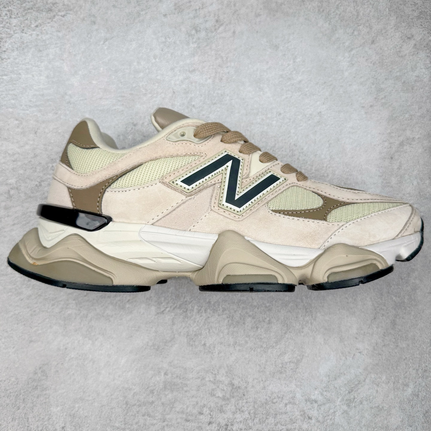 图片[8]-＃TG纯原特价福利 New Balance NB9060系列 新百伦绒面革网布经典百搭防滑耐磨透气低帮生活休闲鞋 全套原楦原纸板原厂数据开发 进口三明治网面 原装进口翻毛皮料正确绒感卡色 正确中底拉帮中底网布细节 原厂标裁 带紫光防伪 定制后跟透明水晶模块 冲裁组合 大底贴合程度胶水上色把控完美 整洁度挑战全网艺术家 多道序QC把关品质完善 匠心打造 耗时两个月开发完成 工艺极其复杂难度可想而知 新开独立私模大底 全网唯一正确六层组合大底 高端零售专供产物 尺码：36 37 37.5 38 38.5 39 40 40.5 41 42 42.5 43 44 45 46.5-选品中心