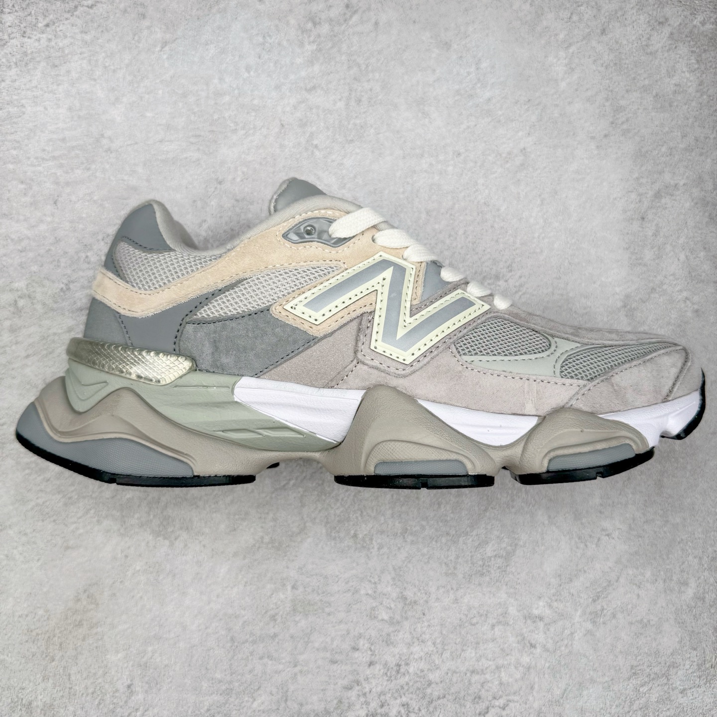 图片[3]-＃TG纯原特价福利 New Balance NB9060系列 新百伦绒面革网布经典百搭防滑耐磨透气低帮生活休闲鞋 全套原楦原纸板原厂数据开发 进口三明治网面 原装进口翻毛皮料正确绒感卡色 正确中底拉帮中底网布细节 原厂标裁 带紫光防伪 定制后跟透明水晶模块 冲裁组合 大底贴合程度胶水上色把控完美 整洁度挑战全网艺术家 多道序QC把关品质完善 匠心打造 耗时两个月开发完成 工艺极其复杂难度可想而知 新开独立私模大底 全网唯一正确六层组合大底 高端零售专供产物 尺码：36 37 37.5 38 38.5 39 40 40.5 41 42 42.5 43 44 45 46.5-选品中心