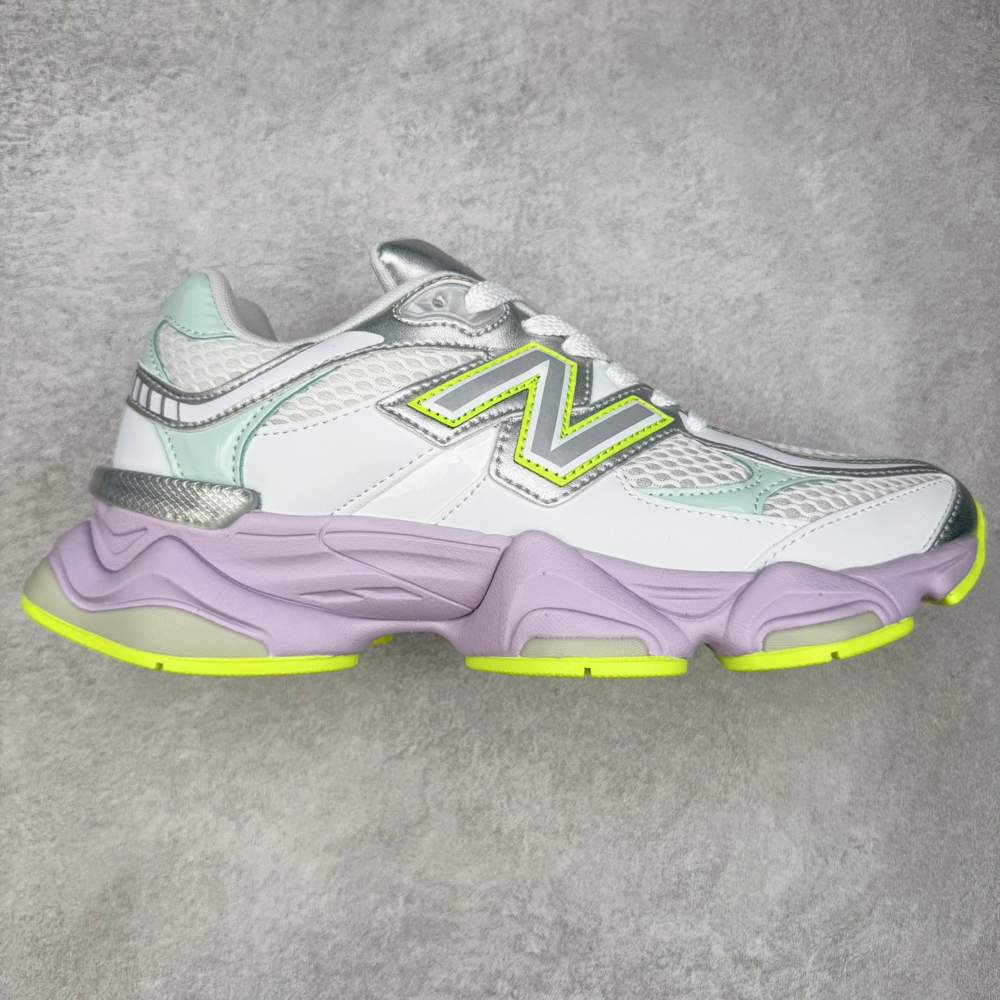 图片[7]-＃TG纯原特价福利 New Balance NB9060系列 新百伦绒面革网布经典百搭防滑耐磨透气低帮生活休闲鞋 全套原楦原纸板原厂数据开发 进口三明治网面 原装进口翻毛皮料正确绒感卡色 正确中底拉帮中底网布细节 原厂标裁 带紫光防伪 定制后跟透明水晶模块 冲裁组合 大底贴合程度胶水上色把控完美 整洁度挑战全网艺术家 多道序QC把关品质完善 匠心打造 耗时两个月开发完成 工艺极其复杂难度可想而知 新开独立私模大底 全网唯一正确六层组合大底 高端零售专供产物 尺码：36 37 37.5 38 38.5 39 40 40.5 41 42 42.5 43 44 45 46.5-选品中心