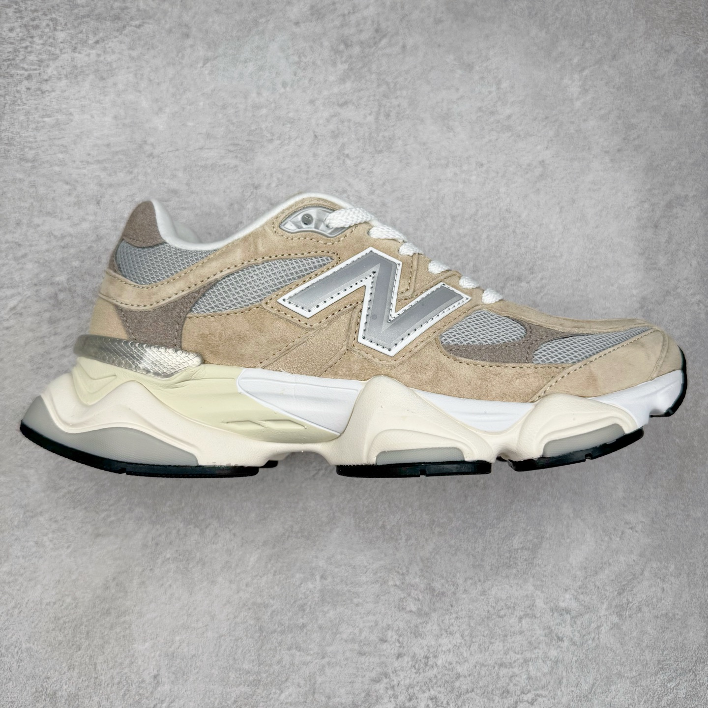 图片[2]-＃TG纯原特价福利 New Balance NB9060系列 新百伦绒面革网布经典百搭防滑耐磨透气低帮生活休闲鞋 全套原楦原纸板原厂数据开发 进口三明治网面 原装进口翻毛皮料正确绒感卡色 正确中底拉帮中底网布细节 原厂标裁 带紫光防伪 定制后跟透明水晶模块 冲裁组合 大底贴合程度胶水上色把控完美 整洁度挑战全网艺术家 多道序QC把关品质完善 匠心打造 耗时两个月开发完成 工艺极其复杂难度可想而知 新开独立私模大底 全网唯一正确六层组合大底 高端零售专供产物 尺码：36 37 37.5 38 38.5 39 40 40.5 41 42 42.5 43 44 45 46.5-选品中心
