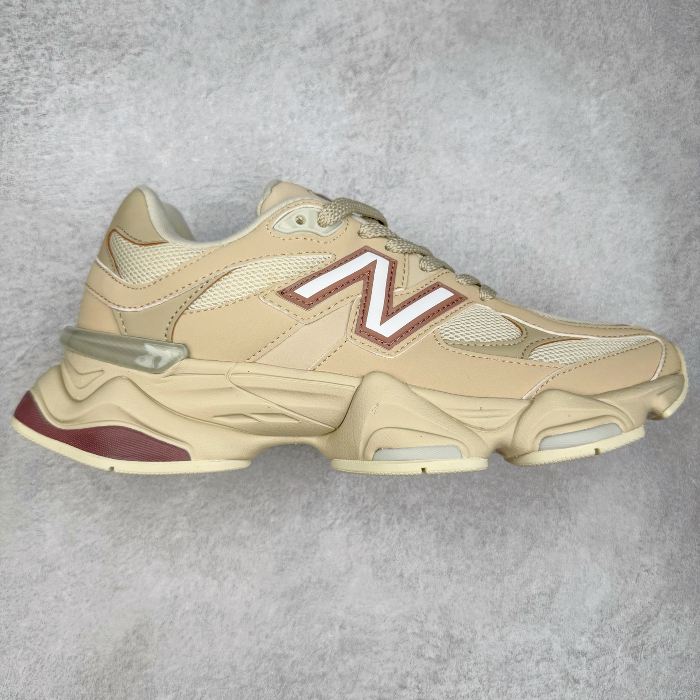 图片[8]-＃TG纯原特价福利 New Balance NB9060系列 新百伦绒面革网布经典百搭防滑耐磨透气低帮生活休闲鞋 全套原楦原纸板原厂数据开发 进口三明治网面 原装进口翻毛皮料正确绒感卡色 正确中底拉帮中底网布细节 原厂标裁 带紫光防伪 定制后跟透明水晶模块 冲裁组合 大底贴合程度胶水上色把控完美 整洁度挑战全网艺术家 多道序QC把关品质完善 匠心打造 耗时两个月开发完成 工艺极其复杂难度可想而知 新开独立私模大底 全网唯一正确六层组合大底 高端零售专供产物 尺码：36 37 37.5 38 38.5 39 40 40.5 41 42 42.5 43 44 45 46.5-选品中心