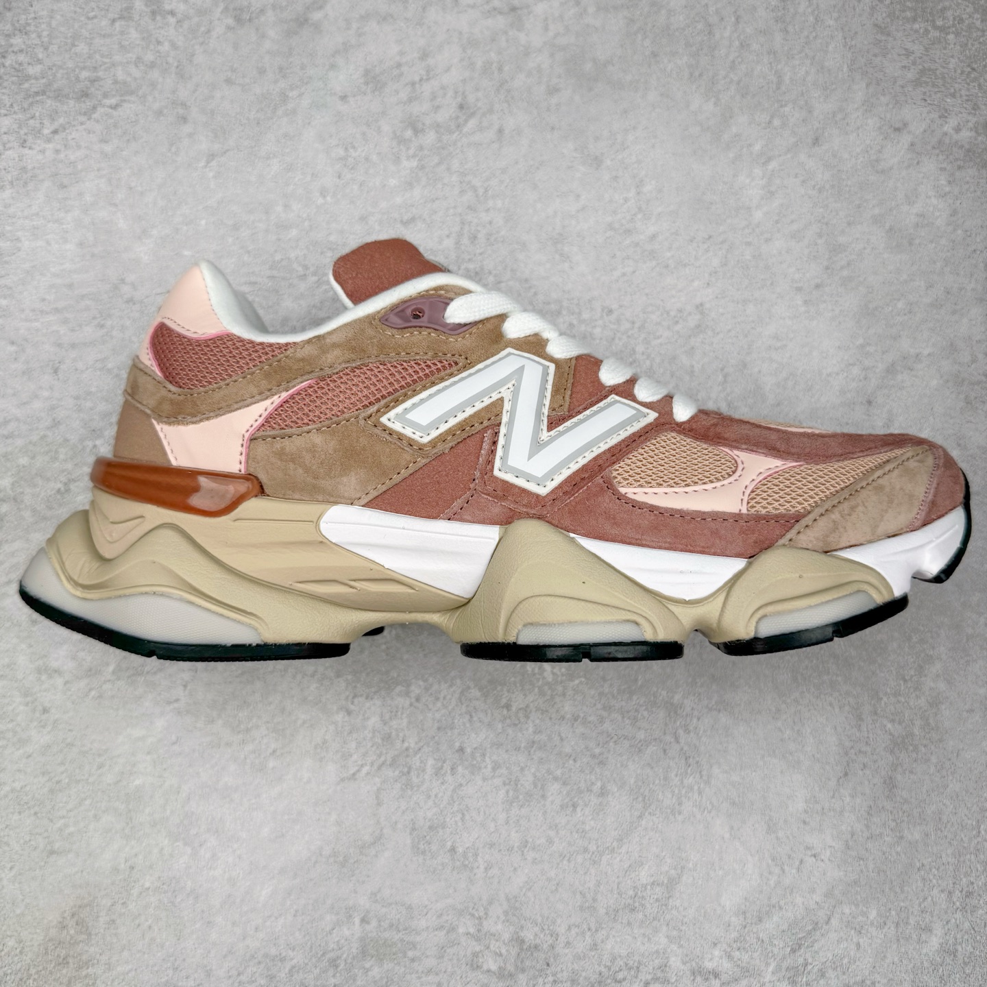 图片[2]-＃TG纯原特价福利 New Balance NB9060系列 新百伦绒面革网布经典百搭防滑耐磨透气低帮生活休闲鞋 全套原楦原纸板原厂数据开发 进口三明治网面 原装进口翻毛皮料正确绒感卡色 正确中底拉帮中底网布细节 原厂标裁 带紫光防伪 定制后跟透明水晶模块 冲裁组合 大底贴合程度胶水上色把控完美 整洁度挑战全网艺术家 多道序QC把关品质完善 匠心打造 耗时两个月开发完成 工艺极其复杂难度可想而知 新开独立私模大底 全网唯一正确六层组合大底 高端零售专供产物 尺码：36 37 37.5 38 38.5 39 40 40.5 41 42 42.5 43 44 45 46.5-选品中心