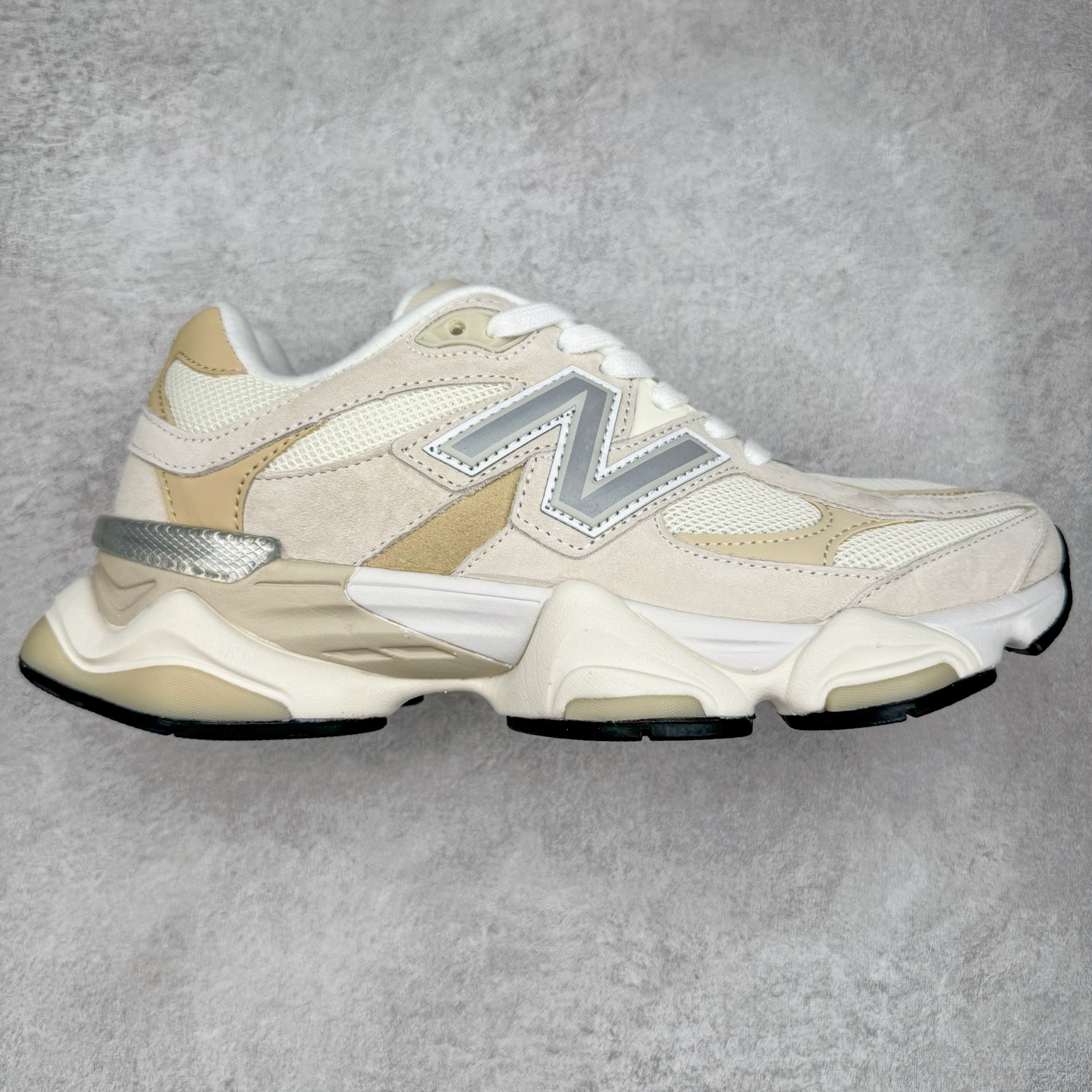 ＃TG纯原特价福利 New Balance NB9060系列 新百伦绒面革网布经典百搭防滑耐磨透气低帮生活休闲鞋 全套原楦原纸板原厂数据开发 进口三明治网面 原装进口翻毛皮料正确绒感卡色 正确中底拉帮中底网布细节 原厂标裁 带紫光防伪 定制后跟透明水晶模块 冲裁组合 大底贴合程度胶水上色把控完美 整洁度挑战全网艺术家 多道序QC把关品质完善 匠心打造 耗时两个月开发完成 工艺极其复杂难度可想而知 新开独立私模大底 全网唯一正确六层组合大底 高端零售专供产物 尺码：36 37 37.5 38 38.5 39 40 40.5 41 42 42.5 43 44 45 46.5-选品中心