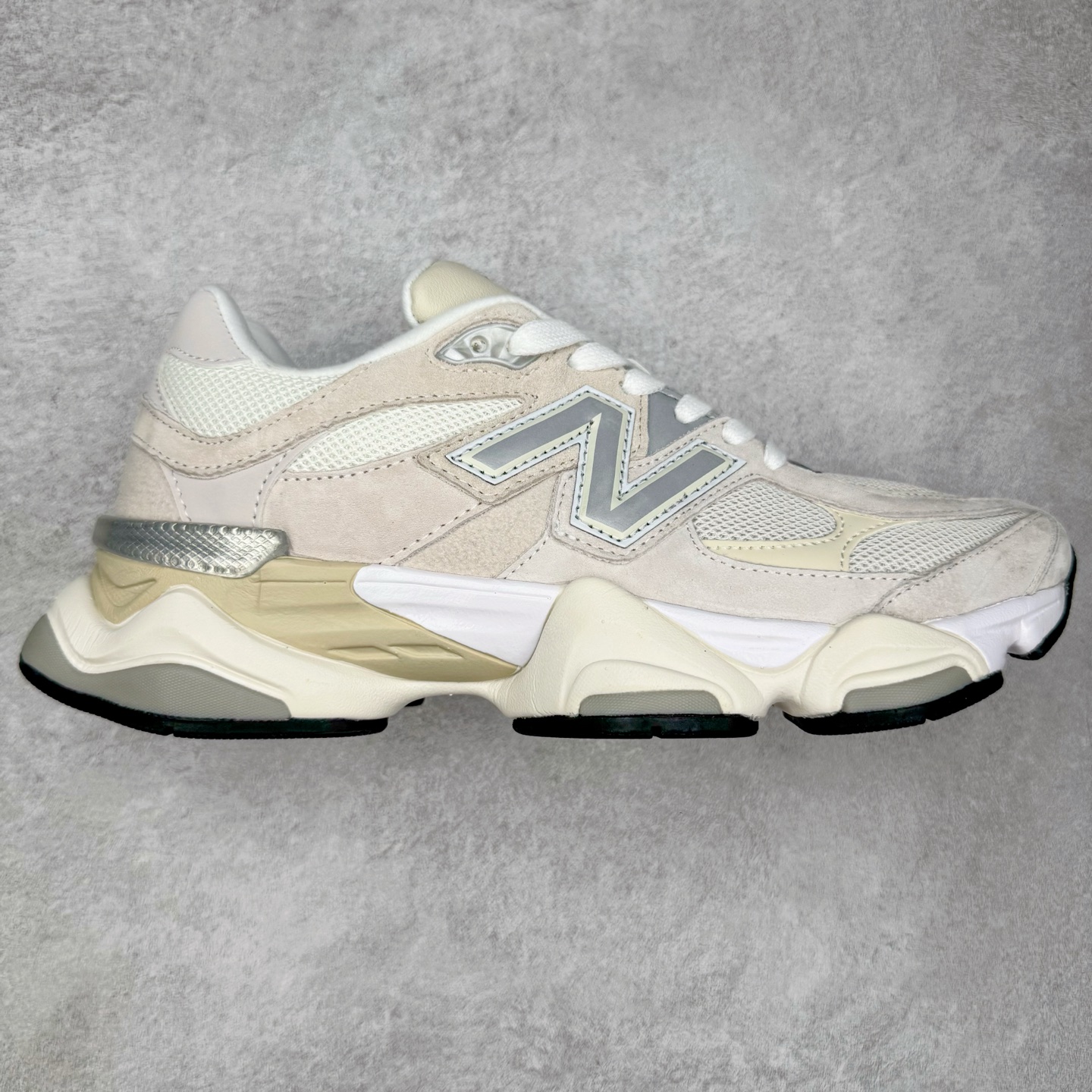 图片[4]-＃TG纯原特价福利 New Balance NB9060系列 新百伦绒面革网布经典百搭防滑耐磨透气低帮生活休闲鞋 全套原楦原纸板原厂数据开发 进口三明治网面 原装进口翻毛皮料正确绒感卡色 正确中底拉帮中底网布细节 原厂标裁 带紫光防伪 定制后跟透明水晶模块 冲裁组合 大底贴合程度胶水上色把控完美 整洁度挑战全网艺术家 多道序QC把关品质完善 匠心打造 耗时两个月开发完成 工艺极其复杂难度可想而知 新开独立私模大底 全网唯一正确六层组合大底 高端零售专供产物 尺码：36 37 37.5 38 38.5 39 40 40.5 41 42 42.5 43 44 45 46.5-选品中心