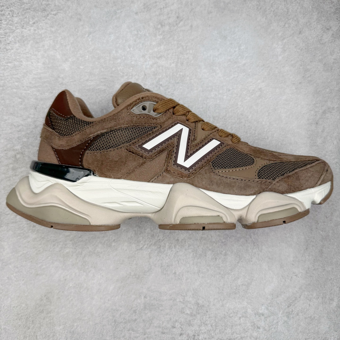 图片[7]-＃TG纯原特价福利 New Balance NB9060系列 新百伦绒面革网布经典百搭防滑耐磨透气低帮生活休闲鞋 全套原楦原纸板原厂数据开发 进口三明治网面 原装进口翻毛皮料正确绒感卡色 正确中底拉帮中底网布细节 原厂标裁 带紫光防伪 定制后跟透明水晶模块 冲裁组合 大底贴合程度胶水上色把控完美 整洁度挑战全网艺术家 多道序QC把关品质完善 匠心打造 耗时两个月开发完成 工艺极其复杂难度可想而知 新开独立私模大底 全网唯一正确六层组合大底 高端零售专供产物 尺码：36 37 37.5 38 38.5 39 40 40.5 41 42 42.5 43 44 45 46.5-选品中心