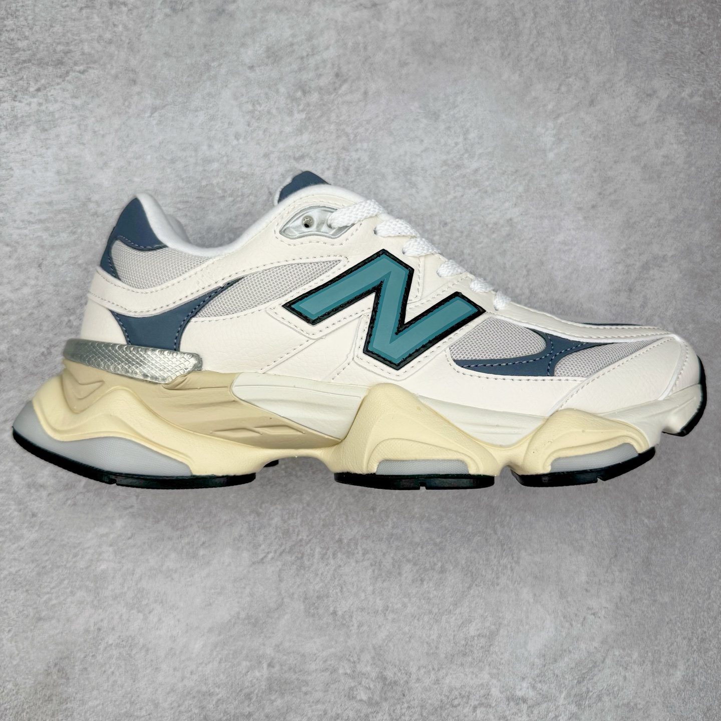 图片[2]-＃TG纯原特价福利 New Balance NB9060系列 新百伦绒面革网布经典百搭防滑耐磨透气低帮生活休闲鞋 全套原楦原纸板原厂数据开发 进口三明治网面 原装进口翻毛皮料正确绒感卡色 正确中底拉帮中底网布细节 原厂标裁 带紫光防伪 定制后跟透明水晶模块 冲裁组合 大底贴合程度胶水上色把控完美 整洁度挑战全网艺术家 多道序QC把关品质完善 匠心打造 耗时两个月开发完成 工艺极其复杂难度可想而知 新开独立私模大底 全网唯一正确六层组合大底 高端零售专供产物 尺码：36 37 37.5 38 38.5 39 40 40.5 41 42 42.5 43 44 45 46.5-选品中心