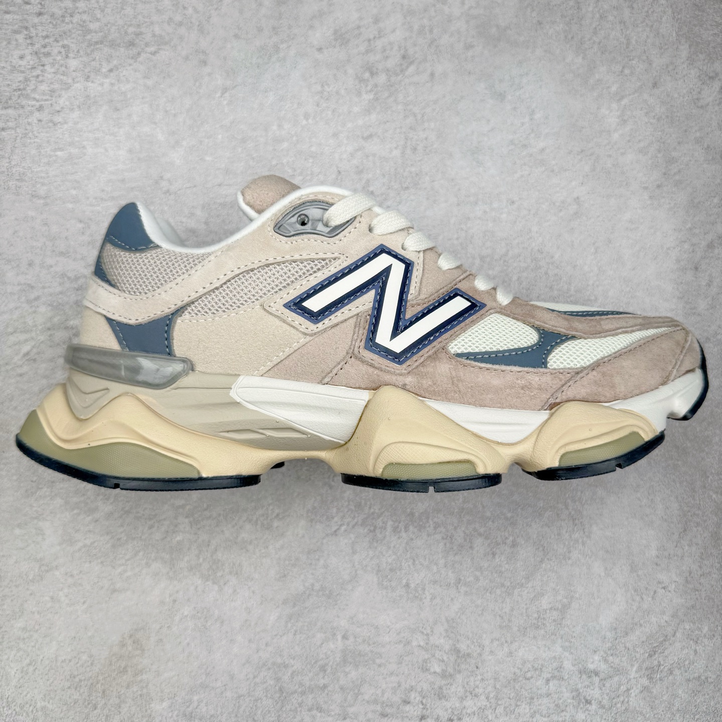图片[9]-＃TG纯原特价福利 New Balance NB9060系列 新百伦绒面革网布经典百搭防滑耐磨透气低帮生活休闲鞋 全套原楦原纸板原厂数据开发 进口三明治网面 原装进口翻毛皮料正确绒感卡色 正确中底拉帮中底网布细节 原厂标裁 带紫光防伪 定制后跟透明水晶模块 冲裁组合 大底贴合程度胶水上色把控完美 整洁度挑战全网艺术家 多道序QC把关品质完善 匠心打造 耗时两个月开发完成 工艺极其复杂难度可想而知 新开独立私模大底 全网唯一正确六层组合大底 高端零售专供产物 尺码：36 37 37.5 38 38.5 39 40 40.5 41 42 42.5 43 44 45 46.5-选品中心