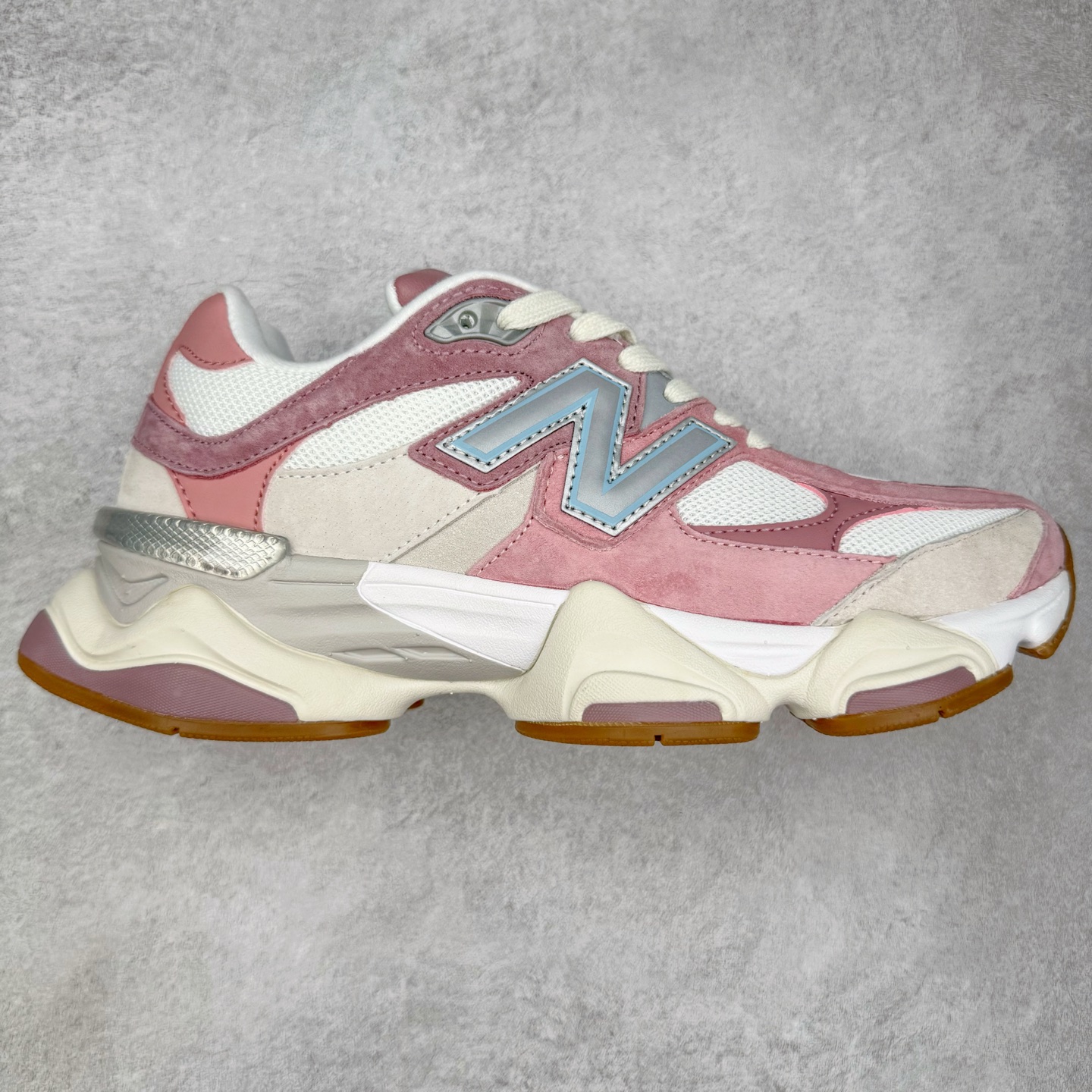 图片[3]-＃TG纯原特价福利 New Balance NB9060系列 新百伦绒面革网布经典百搭防滑耐磨透气低帮生活休闲鞋 全套原楦原纸板原厂数据开发 进口三明治网面 原装进口翻毛皮料正确绒感卡色 正确中底拉帮中底网布细节 原厂标裁 带紫光防伪 定制后跟透明水晶模块 冲裁组合 大底贴合程度胶水上色把控完美 整洁度挑战全网艺术家 多道序QC把关品质完善 匠心打造 耗时两个月开发完成 工艺极其复杂难度可想而知 新开独立私模大底 全网唯一正确六层组合大底 高端零售专供产物 尺码：36 37 37.5 38 38.5 39 40 40.5 41 42 42.5 43 44 45 46.5-选品中心