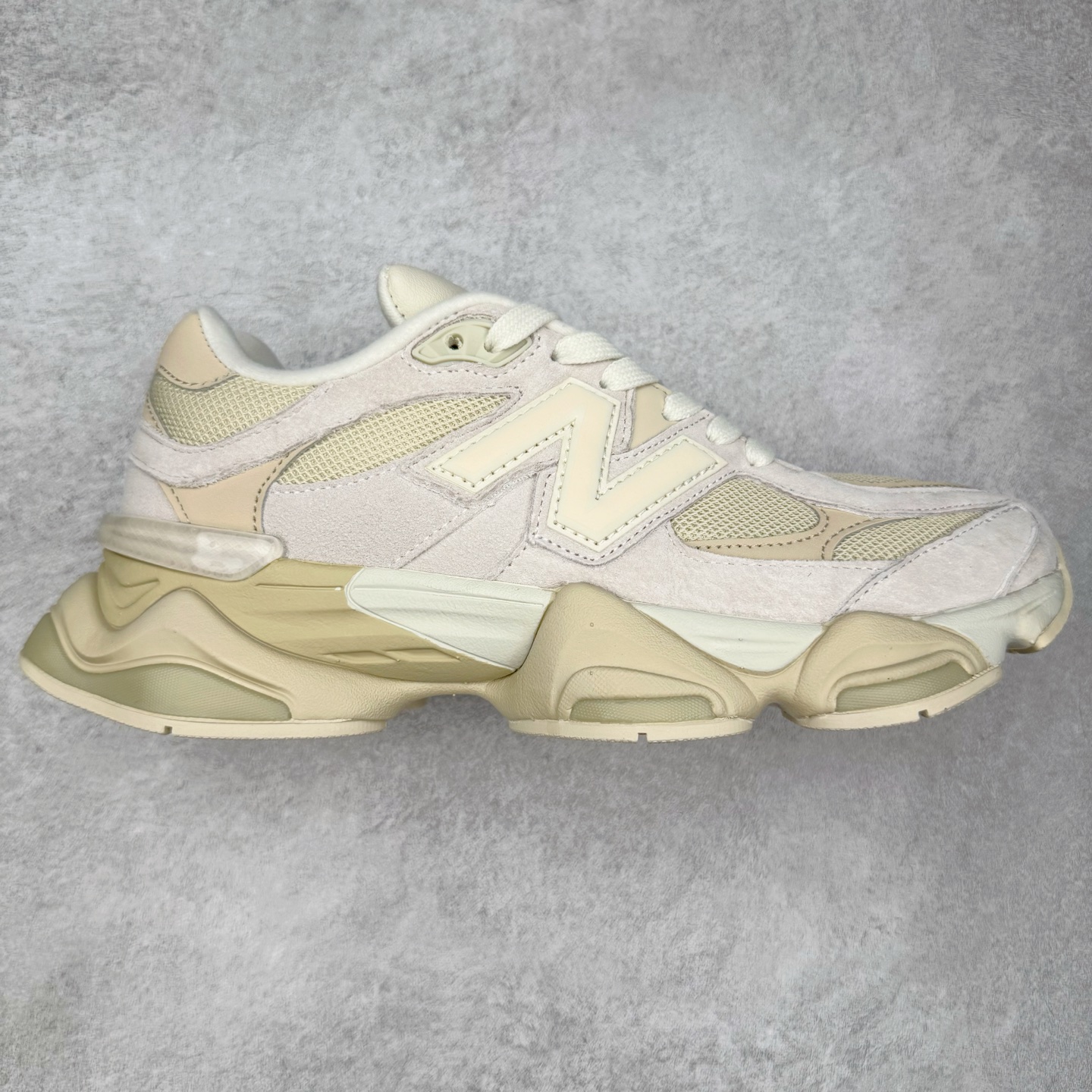 图片[4]-＃TG纯原特价福利 New Balance NB9060系列 新百伦绒面革网布经典百搭防滑耐磨透气低帮生活休闲鞋 全套原楦原纸板原厂数据开发 进口三明治网面 原装进口翻毛皮料正确绒感卡色 正确中底拉帮中底网布细节 原厂标裁 带紫光防伪 定制后跟透明水晶模块 冲裁组合 大底贴合程度胶水上色把控完美 整洁度挑战全网艺术家 多道序QC把关品质完善 匠心打造 耗时两个月开发完成 工艺极其复杂难度可想而知 新开独立私模大底 全网唯一正确六层组合大底 高端零售专供产物 尺码：36 37 37.5 38 38.5 39 40 40.5 41 42 42.5 43 44 45 46.5-选品中心