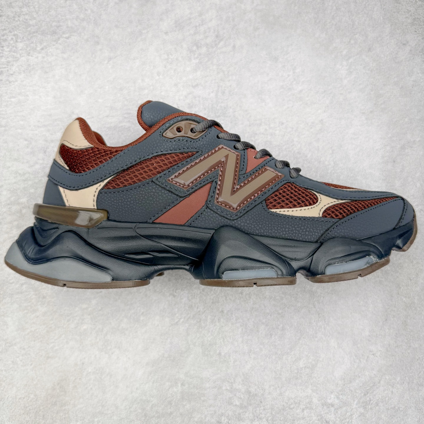 图片[2]-＃TG纯原特价福利 New Balance NB9060系列 新百伦绒面革网布经典百搭防滑耐磨透气低帮生活休闲鞋 全套原楦原纸板原厂数据开发 进口三明治网面 原装进口翻毛皮料正确绒感卡色 正确中底拉帮中底网布细节 原厂标裁 带紫光防伪 定制后跟透明水晶模块 冲裁组合 大底贴合程度胶水上色把控完美 整洁度挑战全网艺术家 多道序QC把关品质完善 匠心打造 耗时两个月开发完成 工艺极其复杂难度可想而知 新开独立私模大底 全网唯一正确六层组合大底 高端零售专供产物 尺码：36 37 37.5 38 38.5 39 40 40.5 41 42 42.5 43 44 45 46.5-选品中心