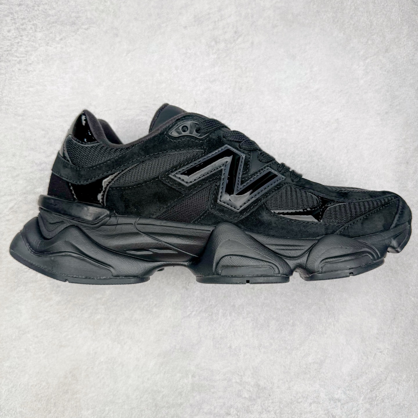 ＃TG纯原特价福利 New Balance NB9060系列 新百伦绒面革网布经典百搭防滑耐磨透气低帮生活休闲鞋 全套原楦原纸板原厂数据开发 进口三明治网面 原装进口翻毛皮料正确绒感卡色 正确中底拉帮中底网布细节 原厂标裁 带紫光防伪 定制后跟透明水晶模块 冲裁组合 大底贴合程度胶水上色把控完美 整洁度挑战全网艺术家 多道序QC把关品质完善 匠心打造 耗时两个月开发完成 工艺极其复杂难度可想而知 新开独立私模大底 全网唯一正确六层组合大底 高端零售专供产物 尺码：36 37 37.5 38 38.5 39 40 40.5 41 42 42.5 43 44 45 46.5-选品中心