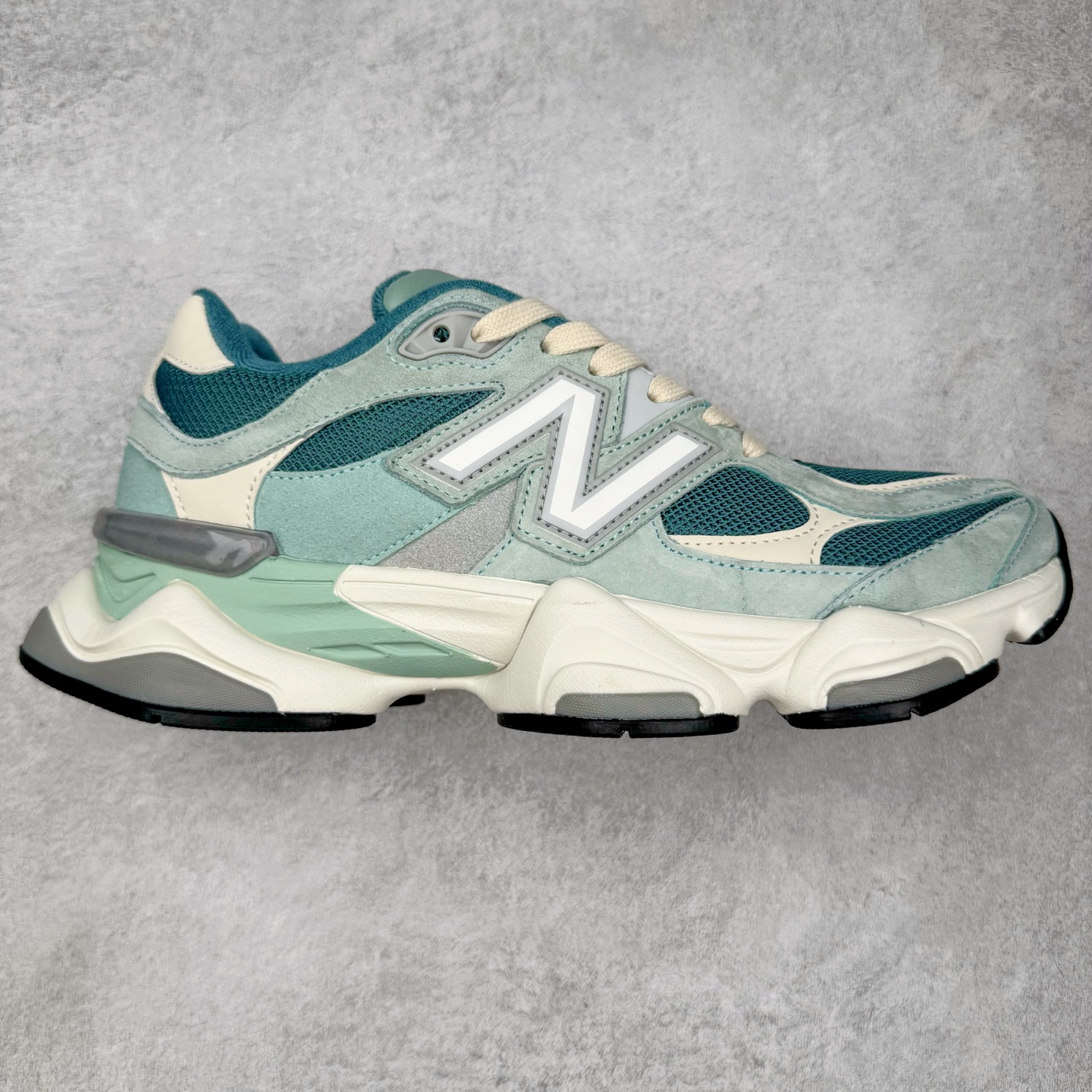 图片[5]-＃TG纯原特价福利 New Balance NB9060系列 新百伦绒面革网布经典百搭防滑耐磨透气低帮生活休闲鞋 全套原楦原纸板原厂数据开发 进口三明治网面 原装进口翻毛皮料正确绒感卡色 正确中底拉帮中底网布细节 原厂标裁 带紫光防伪 定制后跟透明水晶模块 冲裁组合 大底贴合程度胶水上色把控完美 整洁度挑战全网艺术家 多道序QC把关品质完善 匠心打造 耗时两个月开发完成 工艺极其复杂难度可想而知 新开独立私模大底 全网唯一正确六层组合大底 高端零售专供产物 尺码：36 37 37.5 38 38.5 39 40 40.5 41 42 42.5 43 44 45 46.5-选品中心