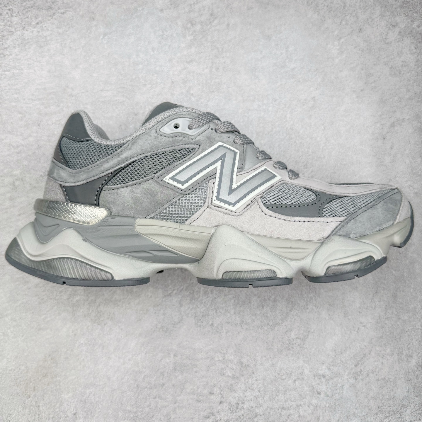 图片[9]-＃TG纯原特价福利 New Balance NB9060系列 新百伦绒面革网布经典百搭防滑耐磨透气低帮生活休闲鞋 全套原楦原纸板原厂数据开发 进口三明治网面 原装进口翻毛皮料正确绒感卡色 正确中底拉帮中底网布细节 原厂标裁 带紫光防伪 定制后跟透明水晶模块 冲裁组合 大底贴合程度胶水上色把控完美 整洁度挑战全网艺术家 多道序QC把关品质完善 匠心打造 耗时两个月开发完成 工艺极其复杂难度可想而知 新开独立私模大底 全网唯一正确六层组合大底 高端零售专供产物 尺码：36 37 37.5 38 38.5 39 40 40.5 41 42 42.5 43 44 45 46.5-选品中心