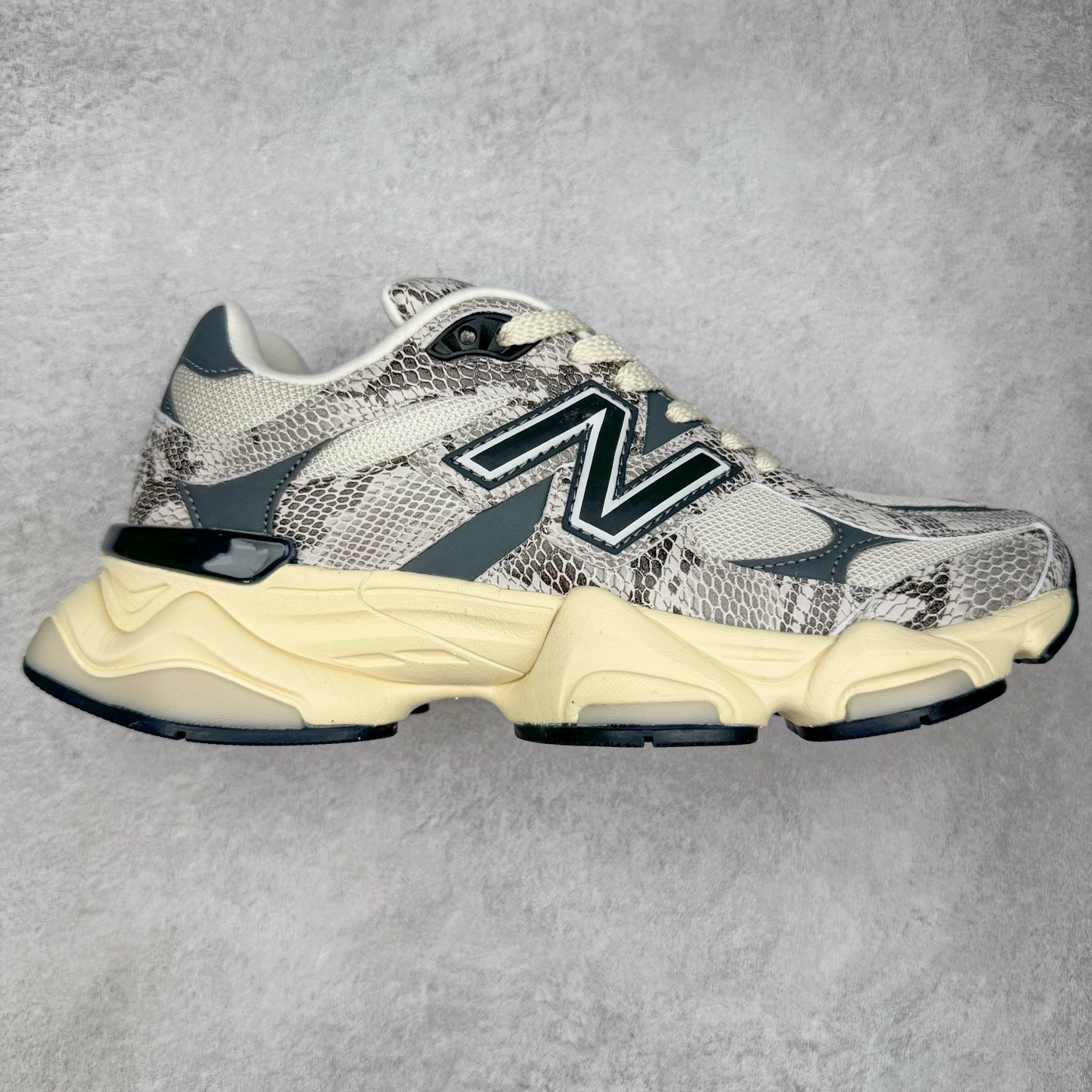 图片[7]-＃TG纯原特价福利 New Balance NB9060系列 新百伦绒面革网布经典百搭防滑耐磨透气低帮生活休闲鞋 全套原楦原纸板原厂数据开发 进口三明治网面 原装进口翻毛皮料正确绒感卡色 正确中底拉帮中底网布细节 原厂标裁 带紫光防伪 定制后跟透明水晶模块 冲裁组合 大底贴合程度胶水上色把控完美 整洁度挑战全网艺术家 多道序QC把关品质完善 匠心打造 耗时两个月开发完成 工艺极其复杂难度可想而知 新开独立私模大底 全网唯一正确六层组合大底 高端零售专供产物 尺码：36 37 37.5 38 38.5 39 40 40.5 41 42 42.5 43 44 45 46.5-选品中心