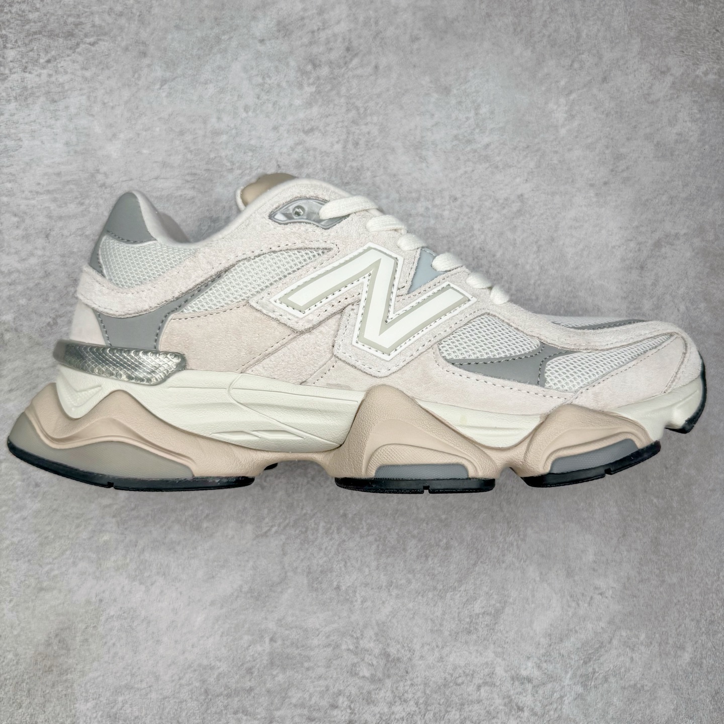图片[3]-＃TG纯原特价福利 New Balance NB9060系列 新百伦绒面革网布经典百搭防滑耐磨透气低帮生活休闲鞋 全套原楦原纸板原厂数据开发 进口三明治网面 原装进口翻毛皮料正确绒感卡色 正确中底拉帮中底网布细节 原厂标裁 带紫光防伪 定制后跟透明水晶模块 冲裁组合 大底贴合程度胶水上色把控完美 整洁度挑战全网艺术家 多道序QC把关品质完善 匠心打造 耗时两个月开发完成 工艺极其复杂难度可想而知 新开独立私模大底 全网唯一正确六层组合大底 高端零售专供产物 尺码：36 37 37.5 38 38.5 39 40 40.5 41 42 42.5 43 44 45 46.5-选品中心