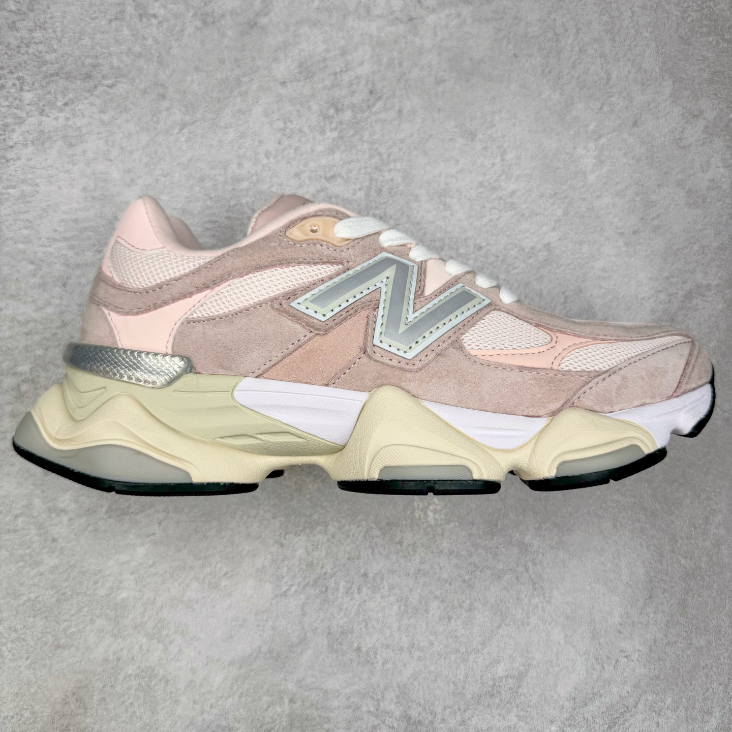 图片[6]-＃TG纯原特价福利 New Balance NB9060系列 新百伦绒面革网布经典百搭防滑耐磨透气低帮生活休闲鞋 全套原楦原纸板原厂数据开发 进口三明治网面 原装进口翻毛皮料正确绒感卡色 正确中底拉帮中底网布细节 原厂标裁 带紫光防伪 定制后跟透明水晶模块 冲裁组合 大底贴合程度胶水上色把控完美 整洁度挑战全网艺术家 多道序QC把关品质完善 匠心打造 耗时两个月开发完成 工艺极其复杂难度可想而知 新开独立私模大底 全网唯一正确六层组合大底 高端零售专供产物 尺码：36 37 37.5 38 38.5 39 40 40.5 41 42 42.5 43 44 45 46.5-选品中心