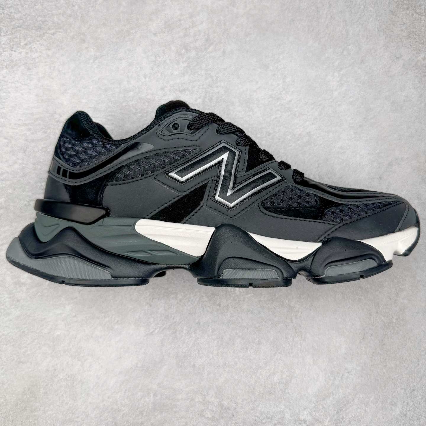 图片[4]-＃TG纯原特价福利 New Balance NB9060系列 新百伦绒面革网布经典百搭防滑耐磨透气低帮生活休闲鞋 全套原楦原纸板原厂数据开发 进口三明治网面 原装进口翻毛皮料正确绒感卡色 正确中底拉帮中底网布细节 原厂标裁 带紫光防伪 定制后跟透明水晶模块 冲裁组合 大底贴合程度胶水上色把控完美 整洁度挑战全网艺术家 多道序QC把关品质完善 匠心打造 耗时两个月开发完成 工艺极其复杂难度可想而知 新开独立私模大底 全网唯一正确六层组合大底 高端零售专供产物 尺码：36 37 37.5 38 38.5 39 40 40.5 41 42 42.5 43 44 45 46.5-选品中心