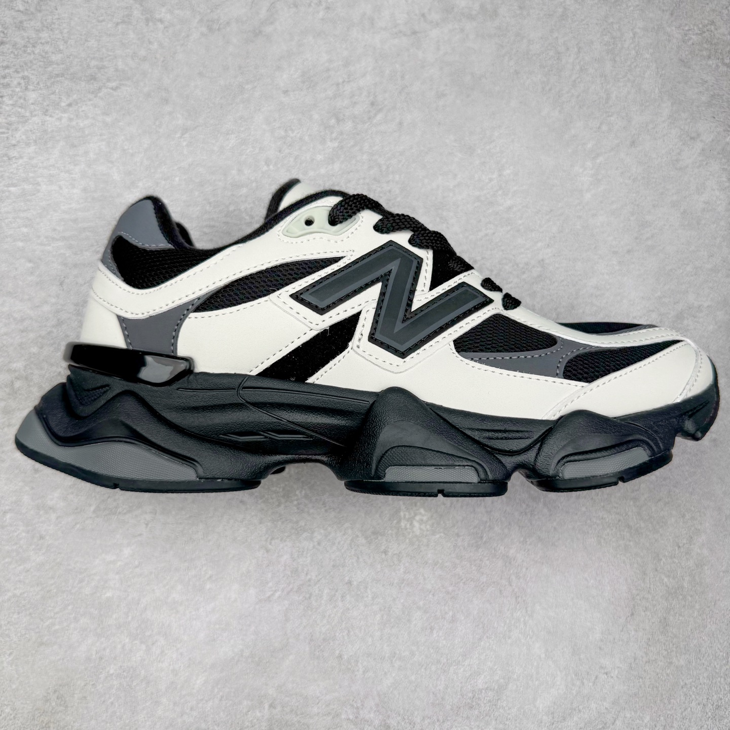 图片[5]-＃TG纯原特价福利 New Balance NB9060系列 新百伦绒面革网布经典百搭防滑耐磨透气低帮生活休闲鞋 全套原楦原纸板原厂数据开发 进口三明治网面 原装进口翻毛皮料正确绒感卡色 正确中底拉帮中底网布细节 原厂标裁 带紫光防伪 定制后跟透明水晶模块 冲裁组合 大底贴合程度胶水上色把控完美 整洁度挑战全网艺术家 多道序QC把关品质完善 匠心打造 耗时两个月开发完成 工艺极其复杂难度可想而知 新开独立私模大底 全网唯一正确六层组合大底 高端零售专供产物 尺码：36 37 37.5 38 38.5 39 40 40.5 41 42 42.5 43 44 45 46.5-选品中心
