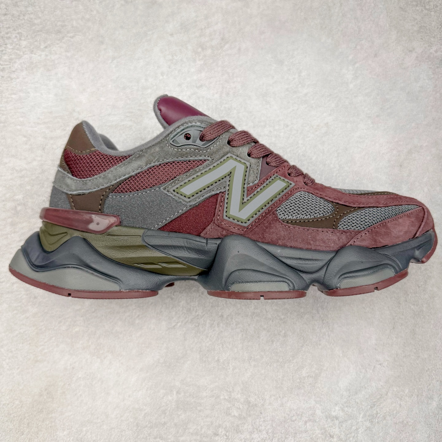 图片[9]-＃TG纯原特价福利 New Balance NB9060系列 新百伦绒面革网布经典百搭防滑耐磨透气低帮生活休闲鞋 全套原楦原纸板原厂数据开发 进口三明治网面 原装进口翻毛皮料正确绒感卡色 正确中底拉帮中底网布细节 原厂标裁 带紫光防伪 定制后跟透明水晶模块 冲裁组合 大底贴合程度胶水上色把控完美 整洁度挑战全网艺术家 多道序QC把关品质完善 匠心打造 耗时两个月开发完成 工艺极其复杂难度可想而知 新开独立私模大底 全网唯一正确六层组合大底 高端零售专供产物 尺码：36 37 37.5 38 38.5 39 40 40.5 41 42 42.5 43 44 45 46.5-选品中心