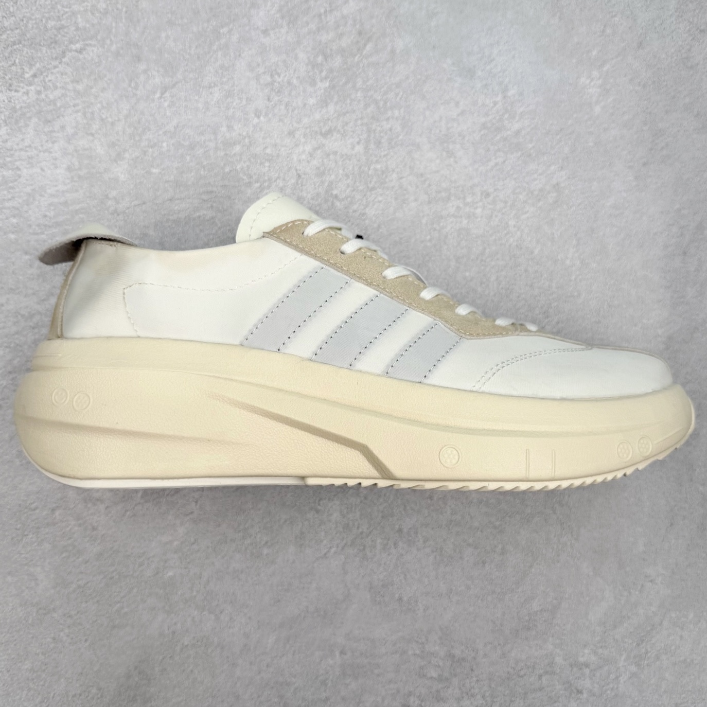 Y-3 皮革绒面革 百搭时尚 防滑 低帮 生活休闲鞋 男女同款 实拍调校N版已经零色差零失真 百分百还原实物色彩所见即所得 不存在货不对板色差等低级问题 选购参考实物拍摄 不混卖不参货 只用心做好货严格选品 承诺混一赔十 尺码：36 36.5 37.5 38 38.5 39 40 40.5 41 42 42.5 43 44 44.5 45-选品中心