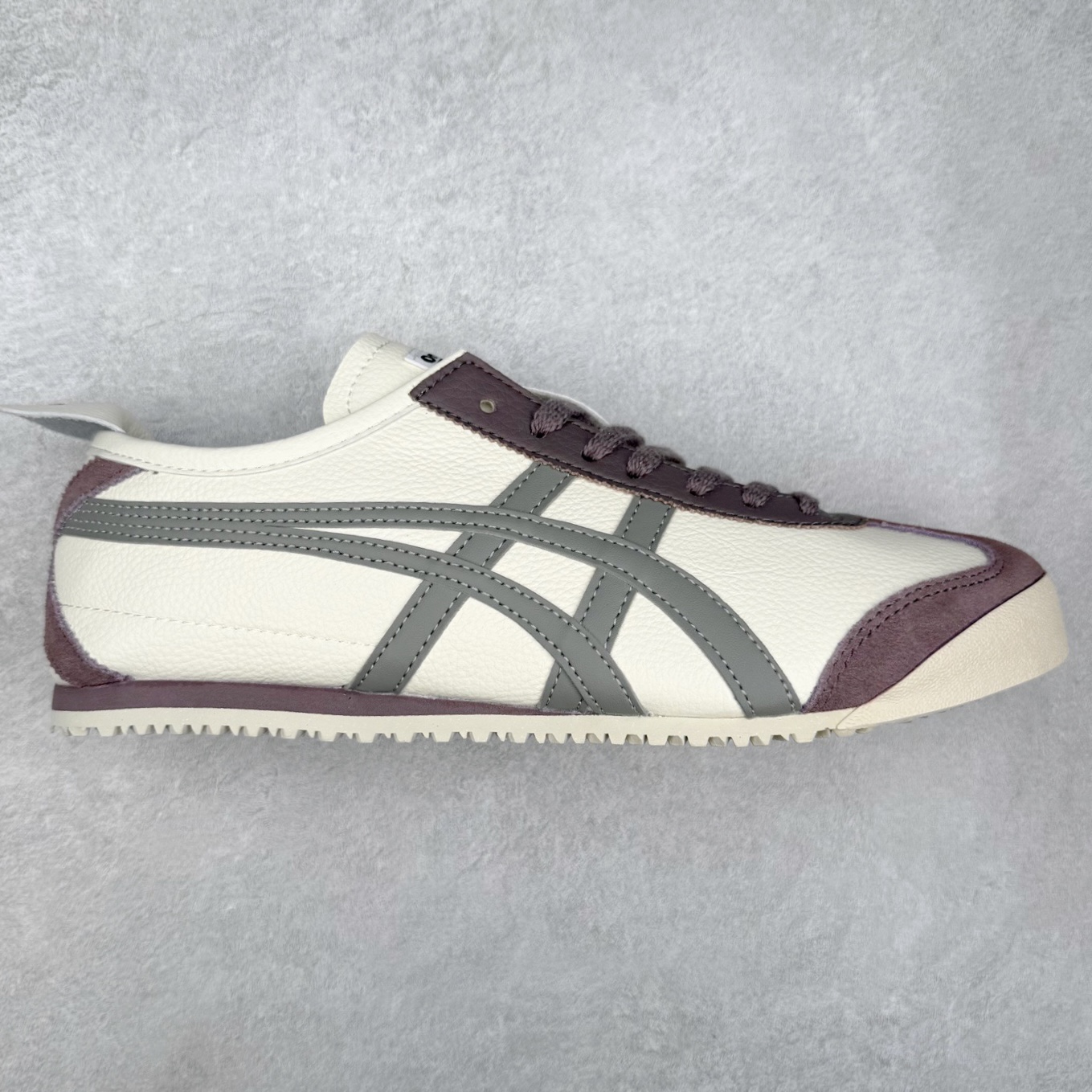 ＃C版 Asics Onitsuka Tiger MEXICO 66 亚瑟士鬼冢虎复古经典板鞋 市场王者选手 海外订单工厂出品 长期生产补货永不断码 超成熟稳定的做工品控 原装全套纸板楦头开发 原汁原味 完美呈现版型 私模正确鞋底咬花纹路 一比一鞋头弧度高度鞋身弧度 绝不口嗨 细节品控鞋型随意秒杀市面 原档咬花纹路私模大底 一个单元有六个三角形 总体形拼接呈现花瓣状 官方四联吊牌 原装Ortholite轻量化鞋垫 原盒原配 质保卡 说明书 钢印防尘纸 纸板中底带钢印 乳胶组合鞋垫 支持全方位的对比专柜 产品从款式颜色造型上体现出追求舒适和细节的完美 鞋类更是推崇手工制作的严谨与完美 融舒适性与可穿性的设计风格 注重细节的完美和别致魅力 既保持稳重 又不失轻松的时尚感 尺码：36 37 37.5 38 39 39.5 40 40.5 41.5 42 42.5 43.5 44 45-选品中心