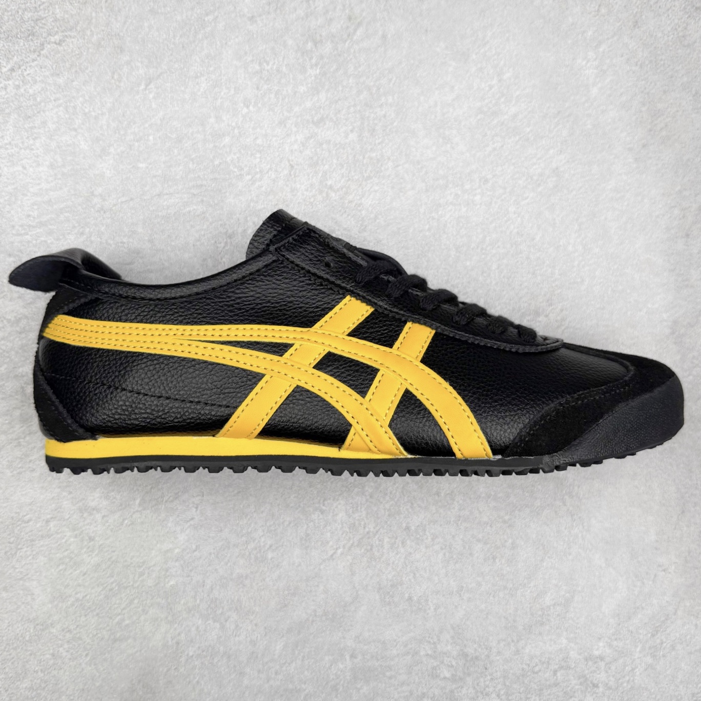 ＃C版 Asics Onitsuka Tiger MEXICO 66 亚瑟士鬼冢虎复古经典板鞋 市场王者选手 海外订单工厂出品 长期生产补货永不断码 超成熟稳定的做工品控 原装全套纸板楦头开发 原汁原味 完美呈现版型 私模正确鞋底咬花纹路 一比一鞋头弧度高度鞋身弧度 绝不口嗨 细节品控鞋型随意秒杀市面 原档咬花纹路私模大底 一个单元有六个三角形 总体形拼接呈现花瓣状 官方四联吊牌 原装Ortholite轻量化鞋垫 原盒原配 质保卡 说明书 钢印防尘纸 纸板中底带钢印 乳胶组合鞋垫 支持全方位的对比专柜 产品从款式颜色造型上体现出追求舒适和细节的完美 鞋类更是推崇手工制作的严谨与完美 融舒适性与可穿性的设计风格 注重细节的完美和别致魅力 既保持稳重 又不失轻松的时尚感 尺码：36 37 37.5 38 39 39.5 40 40.5 41.5 42 42.5 43.5 44 45-选品中心