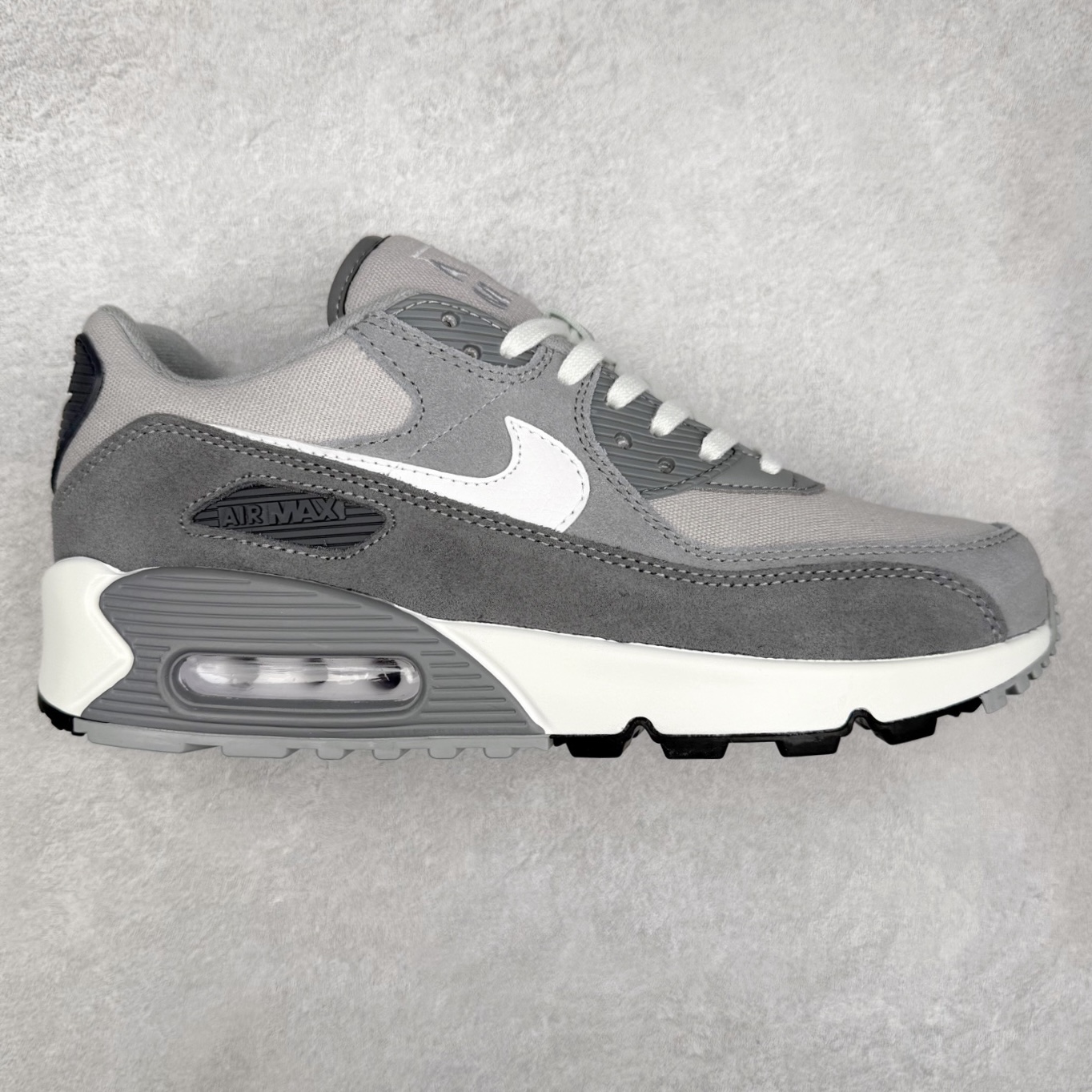 ＃MX版 NK Air MAX 90 气垫复古减震跑步鞋 DA1641-001 经典重温 独家陆续补货 外单专供大厂出品 品质稳定 一百余色 终端操作 Air Max 90于1990年推出 来自Air Max系列 在Air Max 1的基础上改进而得 增加了气垫面积 外型上也更为流线 最特別的就是加入了菱纹塑胶嵌板 为Air Max 90增添了许多潮流气息 皮革鞋面 造就出色耐穿性和支撑力 Max Air缓震配置搭配泡棉中底 令Air Max 90轻盈而舒适 华夫格橡胶外底 铸就Air Max 90非凡的抓地力 而Air Max 90不仅是一双跑鞋 它成功跨越了时间的演进 成为了球鞋文化与潮流圈中最熟为人知的鞋款之一 尺码：36 36.5 37.5 38 38.5 39 40 40.5 41 42 42.5 43 44 44.5 45-选品中心